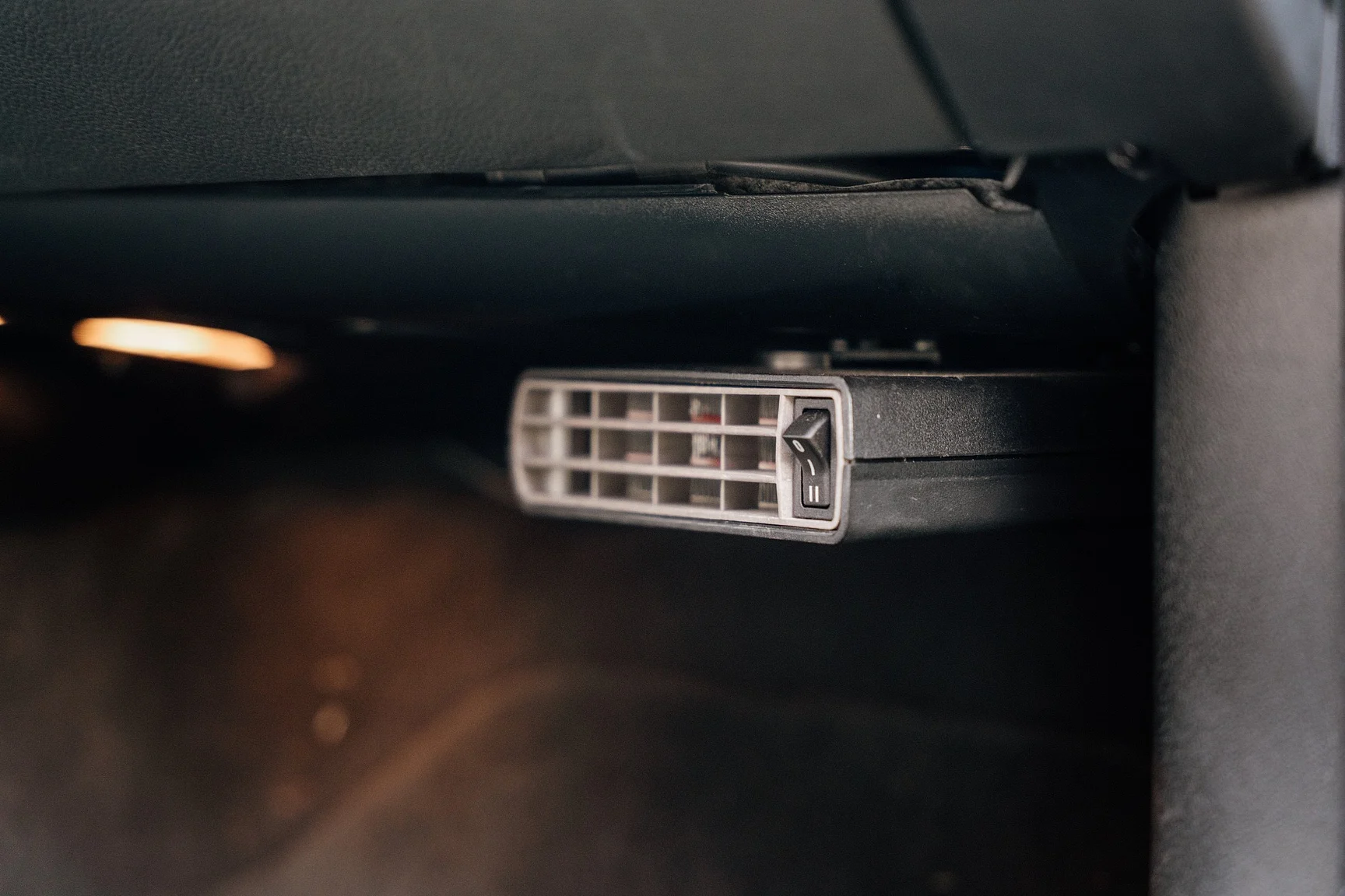 Interior image of 2010 BMW 325i Sedan (26)