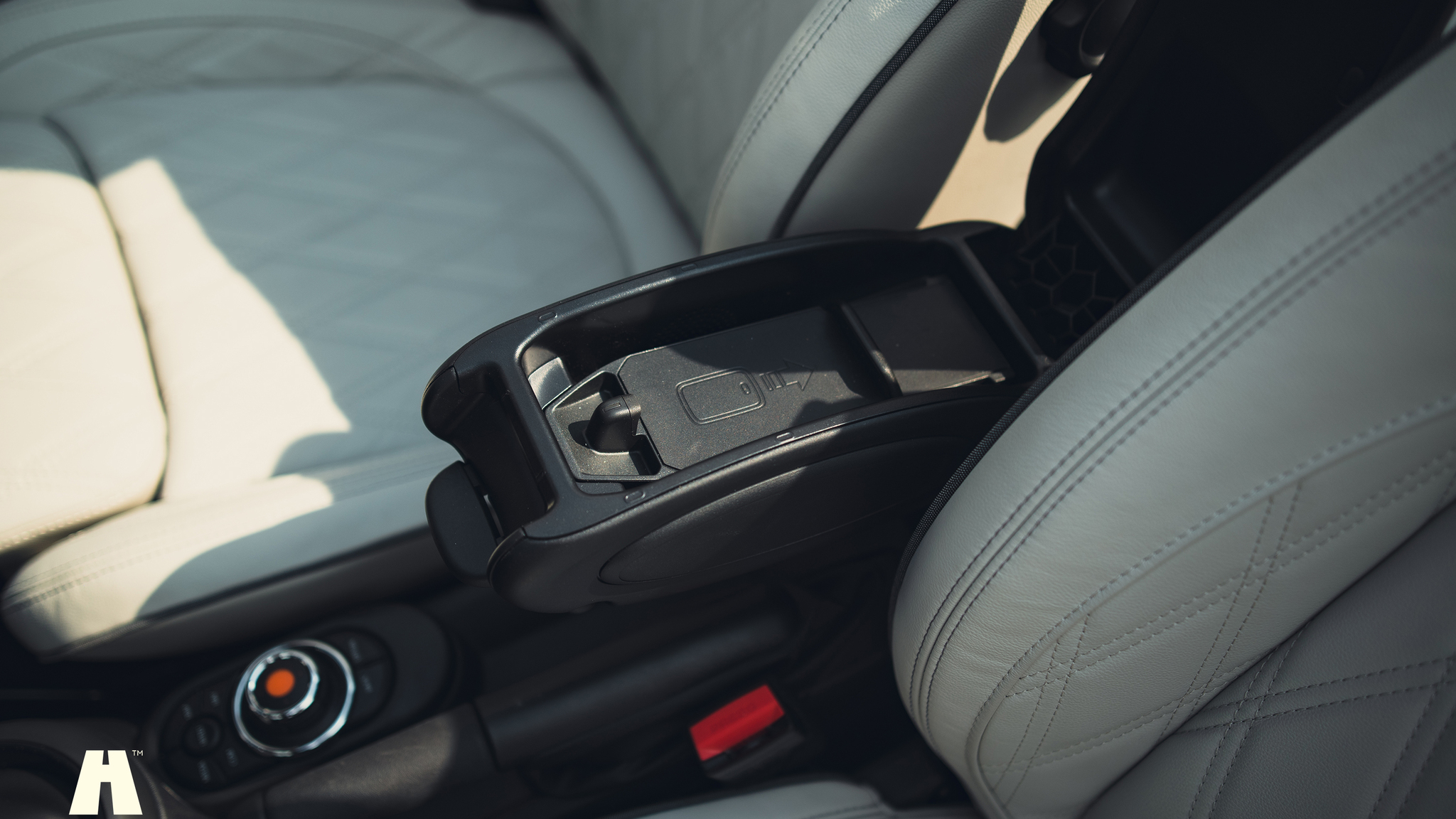 Innenraumfoto von 2021 Mini John Cooper Works Cabriolet  (46)