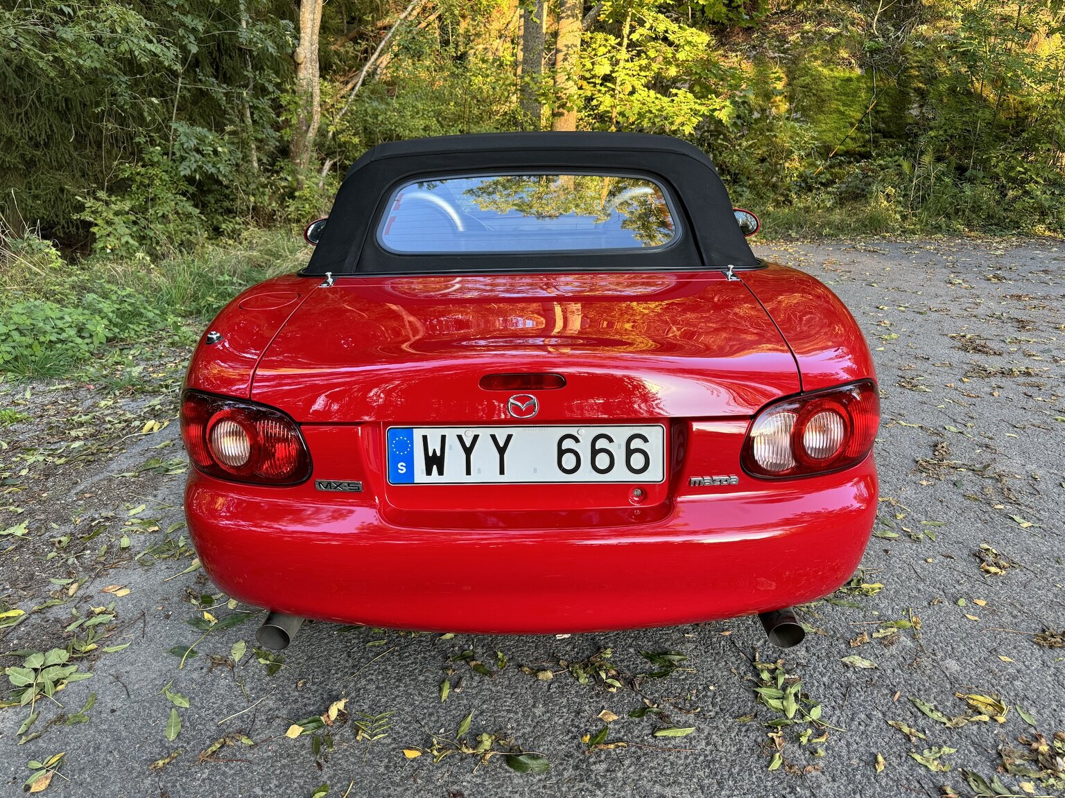 Exterior image of 2004 Mazda MX-5 (12)
