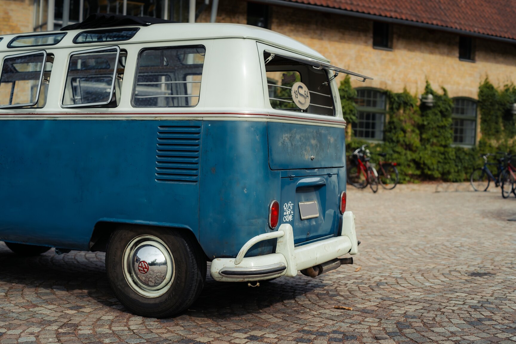Aussenfoto 1964 Volkswagen Kleinbus Transporter 1500 Deluxe “21-fönsters Samba”