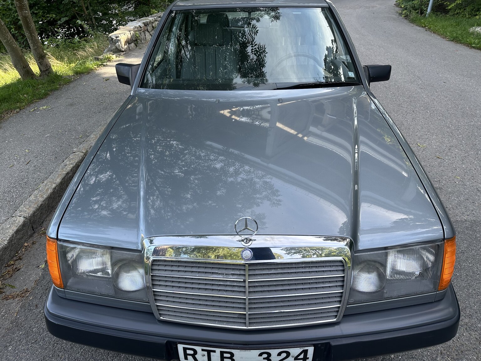 Exteriörbild på 1989 Mercedes-Benz 230E