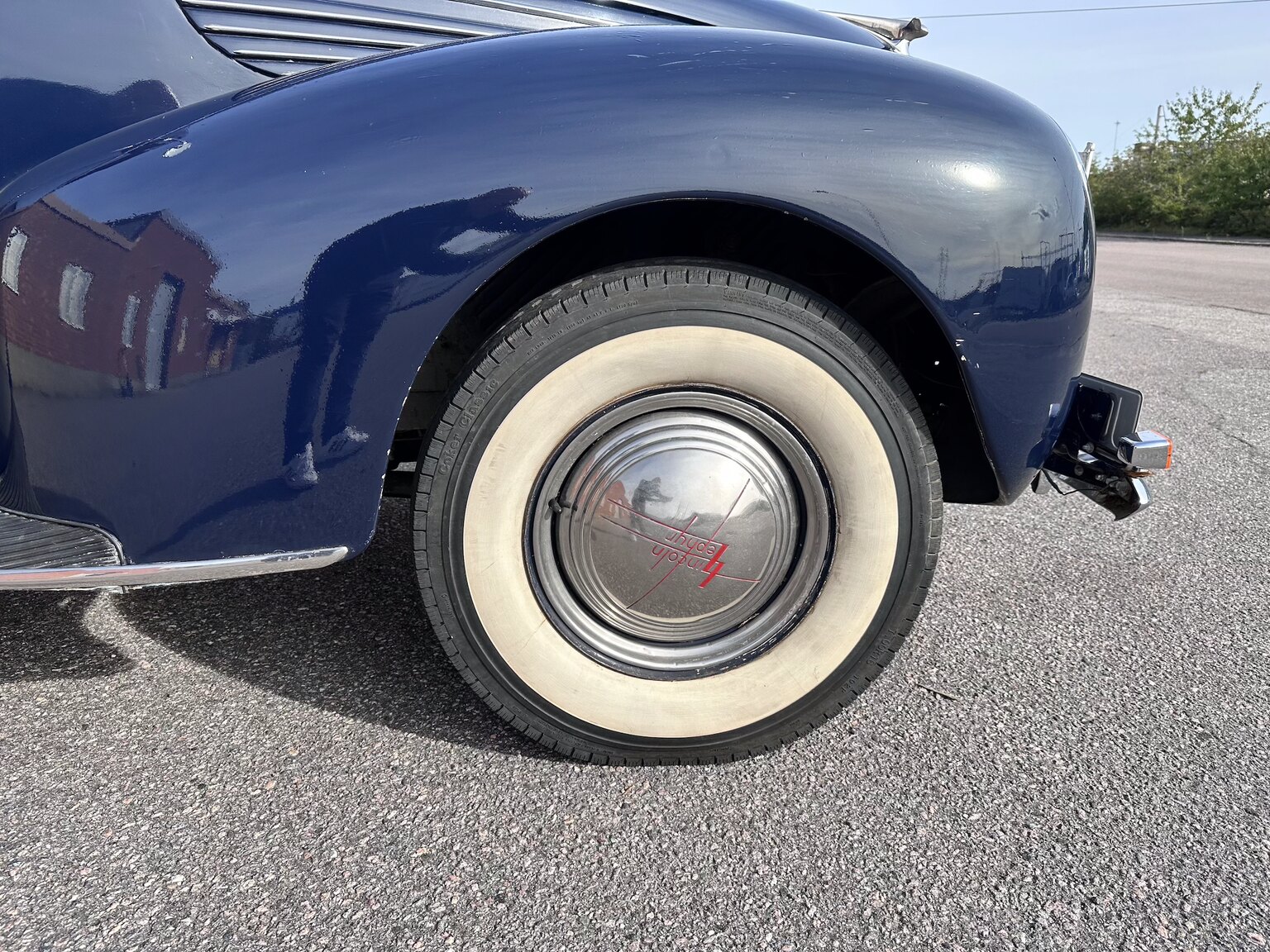 Exterior image of 1938 Lincoln Zephyr Sedan V12