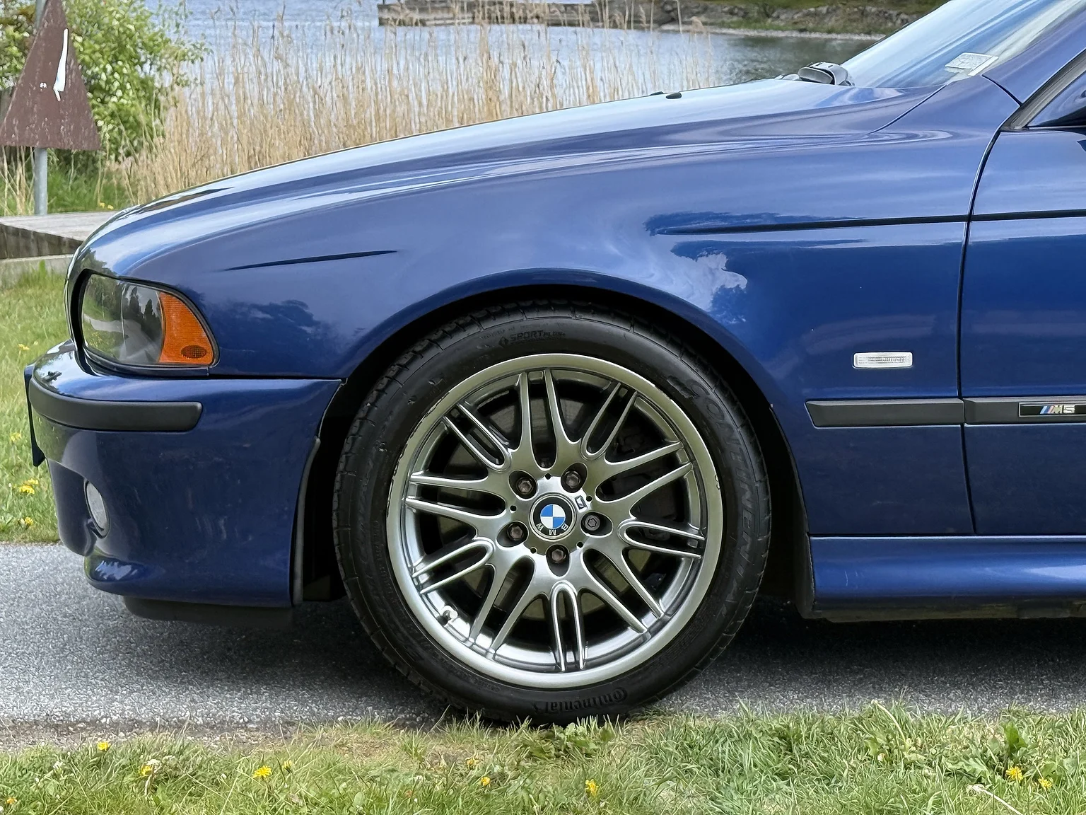 Exterior image of 2001 BMW M5 E39 LCI (22)