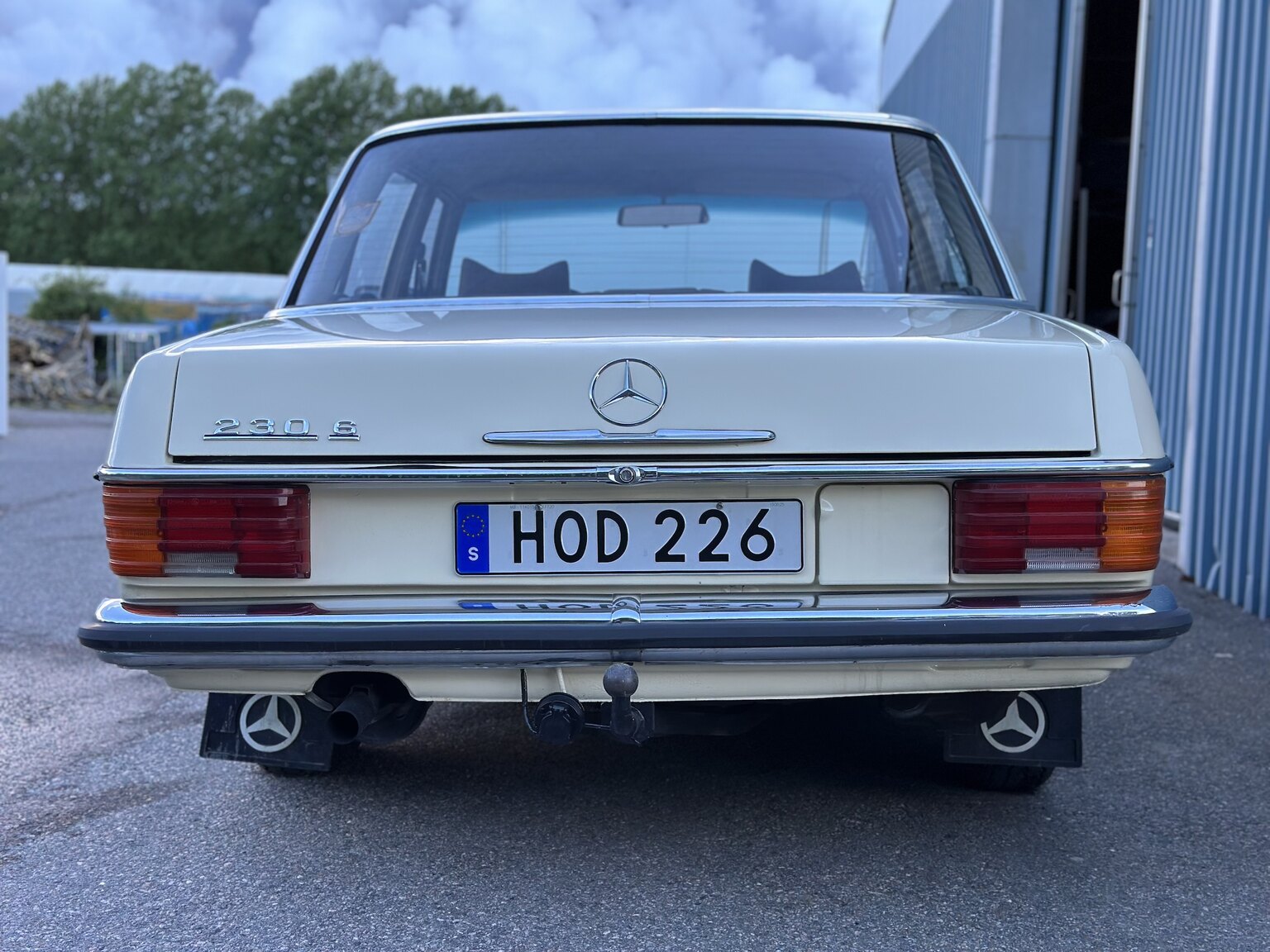 Exteriörbild på 1974 Mercedes Benz 230.6