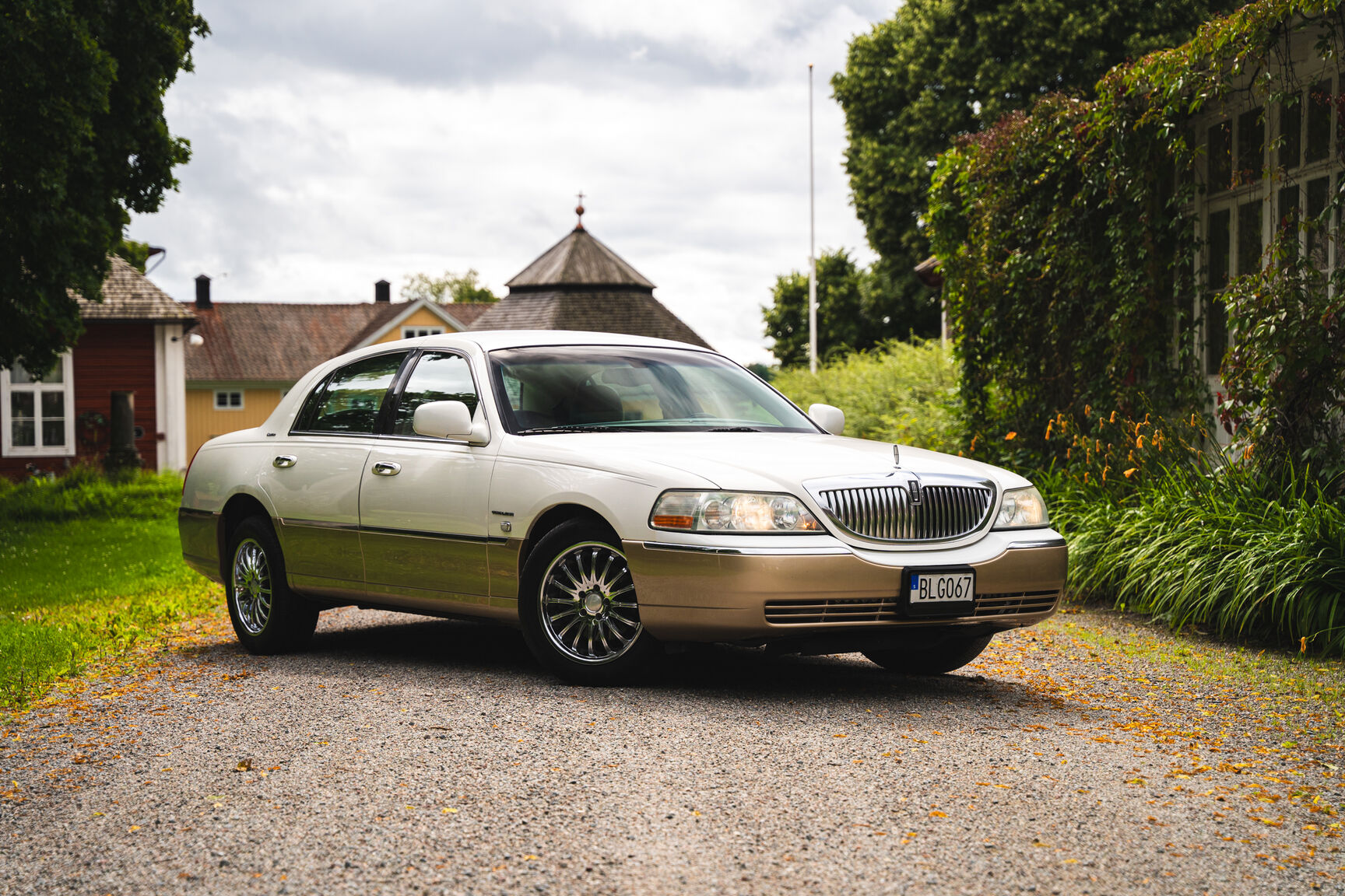 Exterior image of 2003 Lincoln Town Car