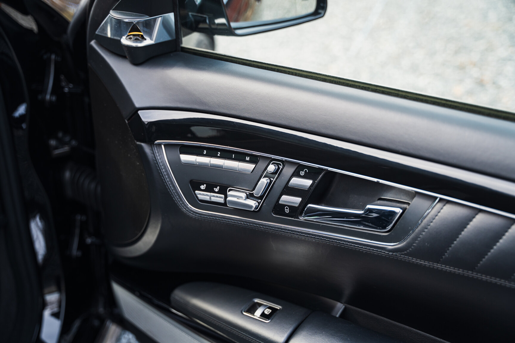 Interior image of 2011 Mercedes-Benz S600