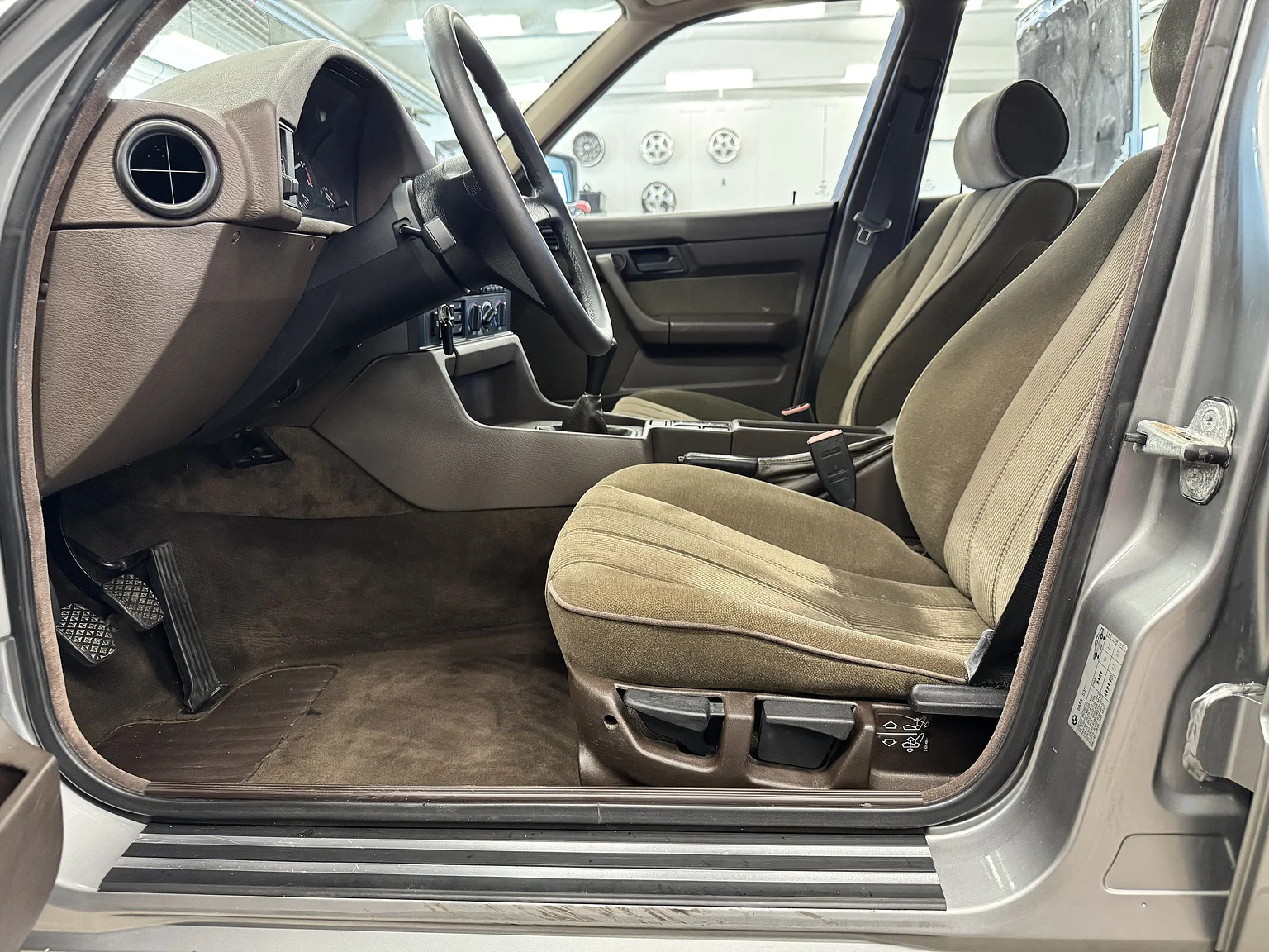 Interior image of 1988 BMW 535i - NO RESERVE (7)