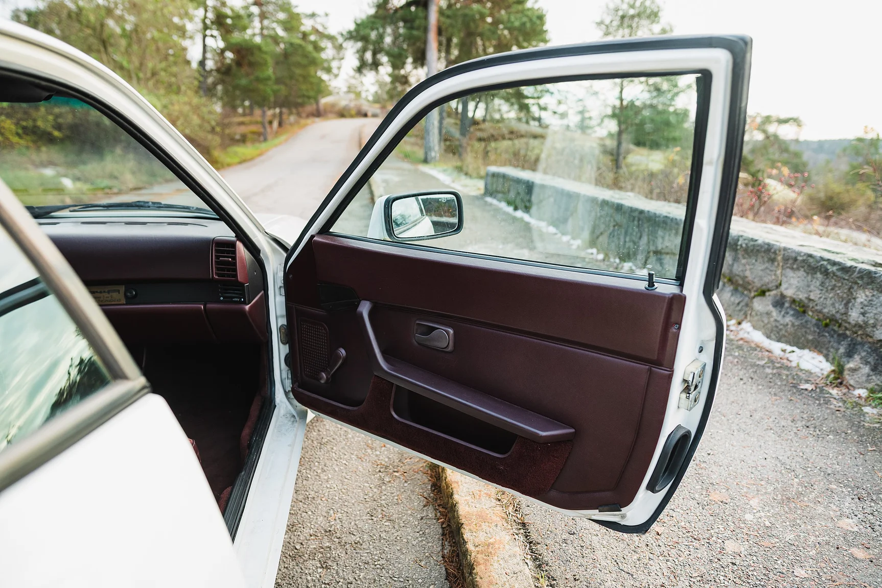 Interior image of 1986 Porsche 944R (21)