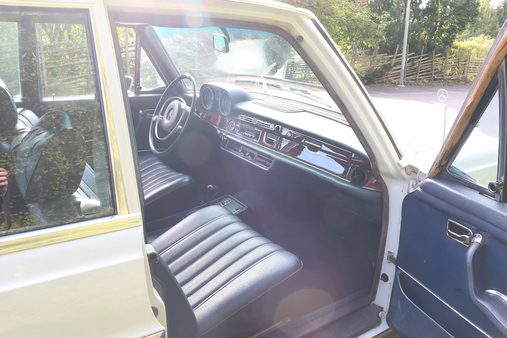 Interior image of 1972 Mercedes-Benz 280 SE 4.5  (21)