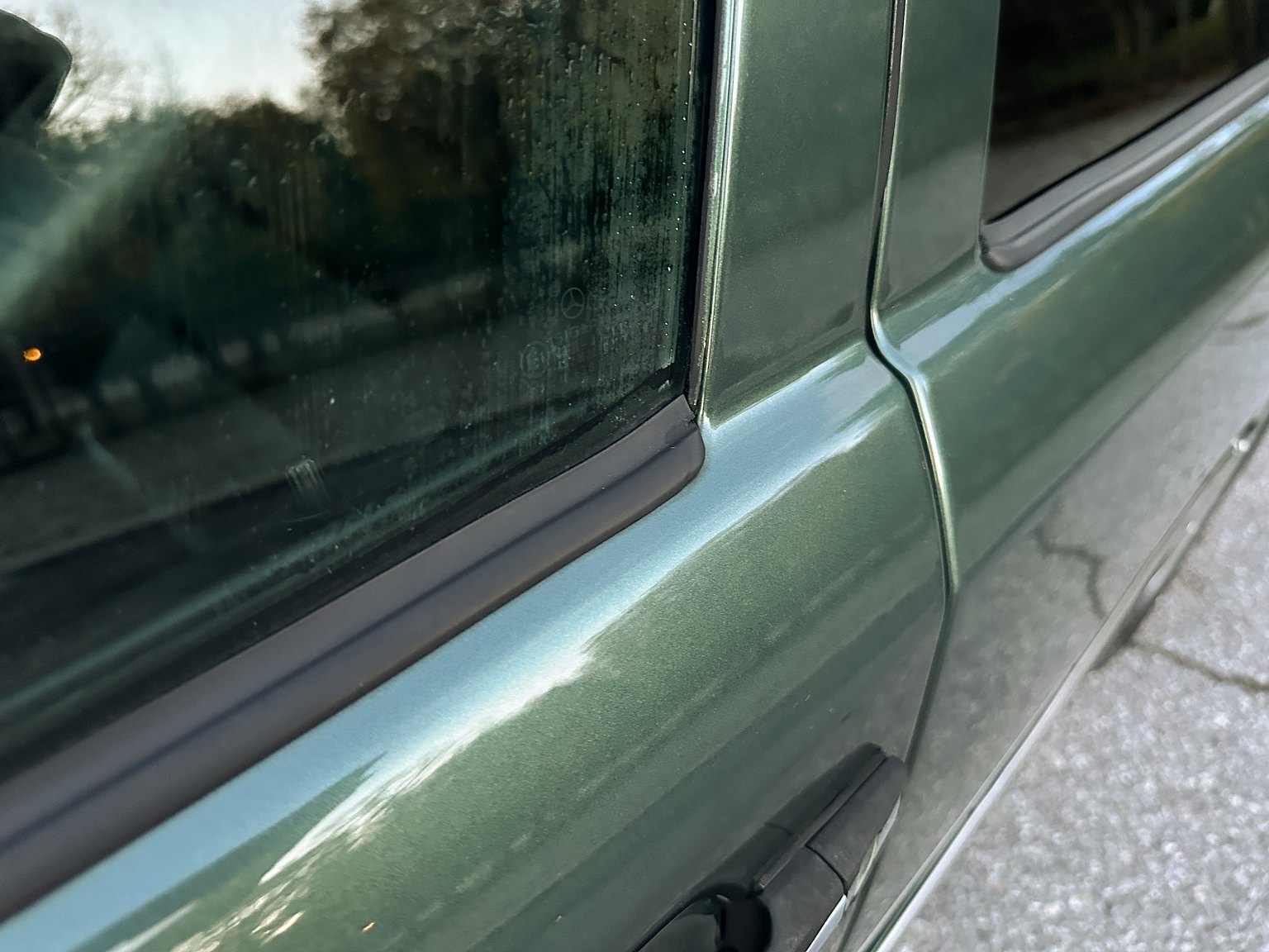 Exterior image of 1996 MERCEDES-BENZ E 320 T