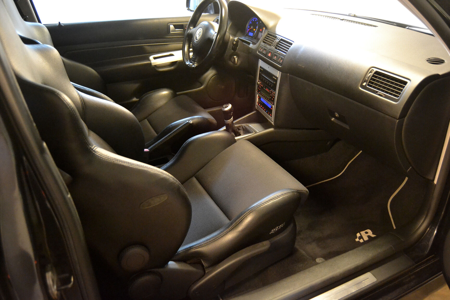 Interiörbild 2003 Volkswagen Golf R32 MK4 (4)