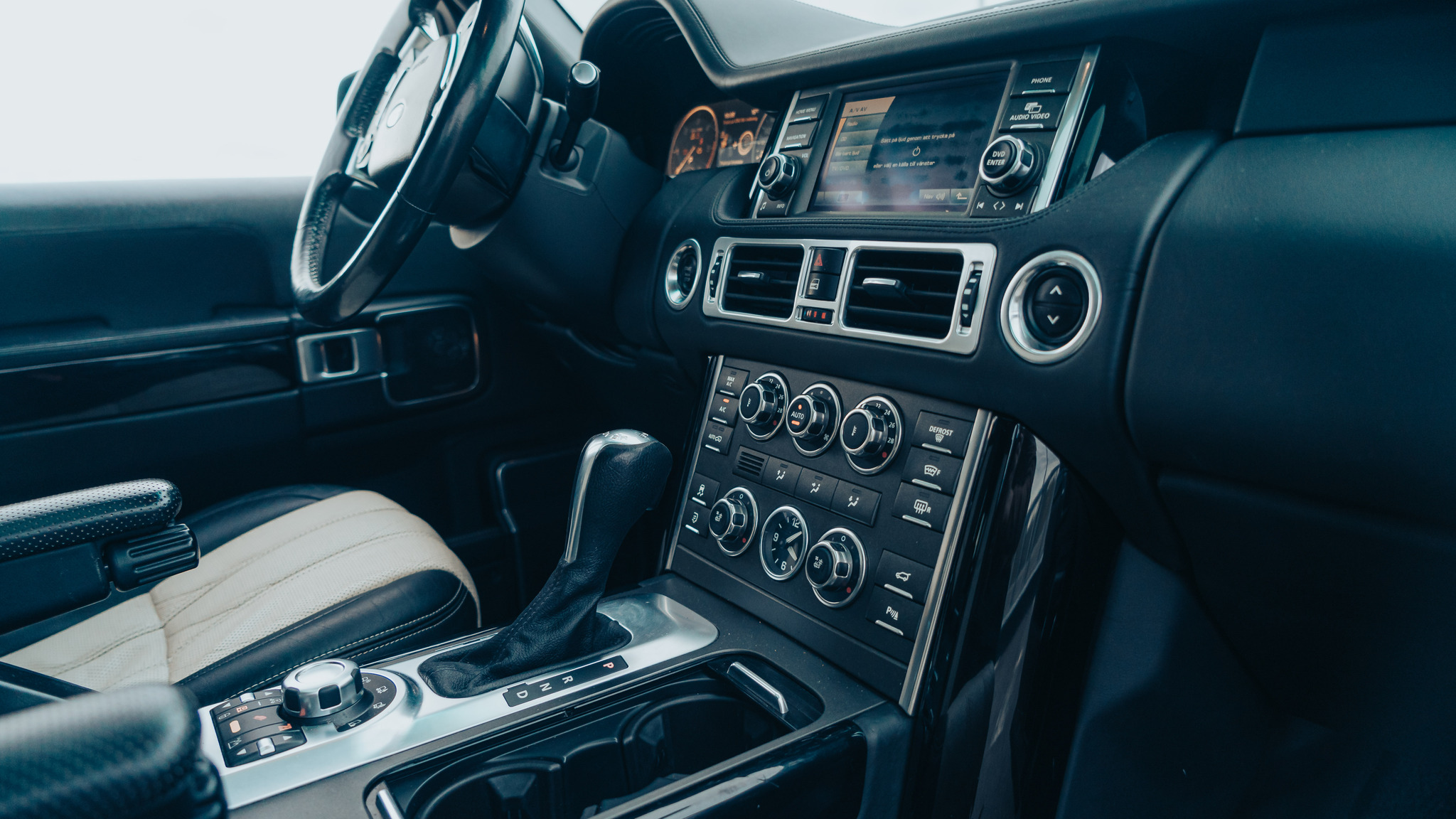 Innenraumfoto von 2010 Land Rover Range Rover TDV8 Autobiography 