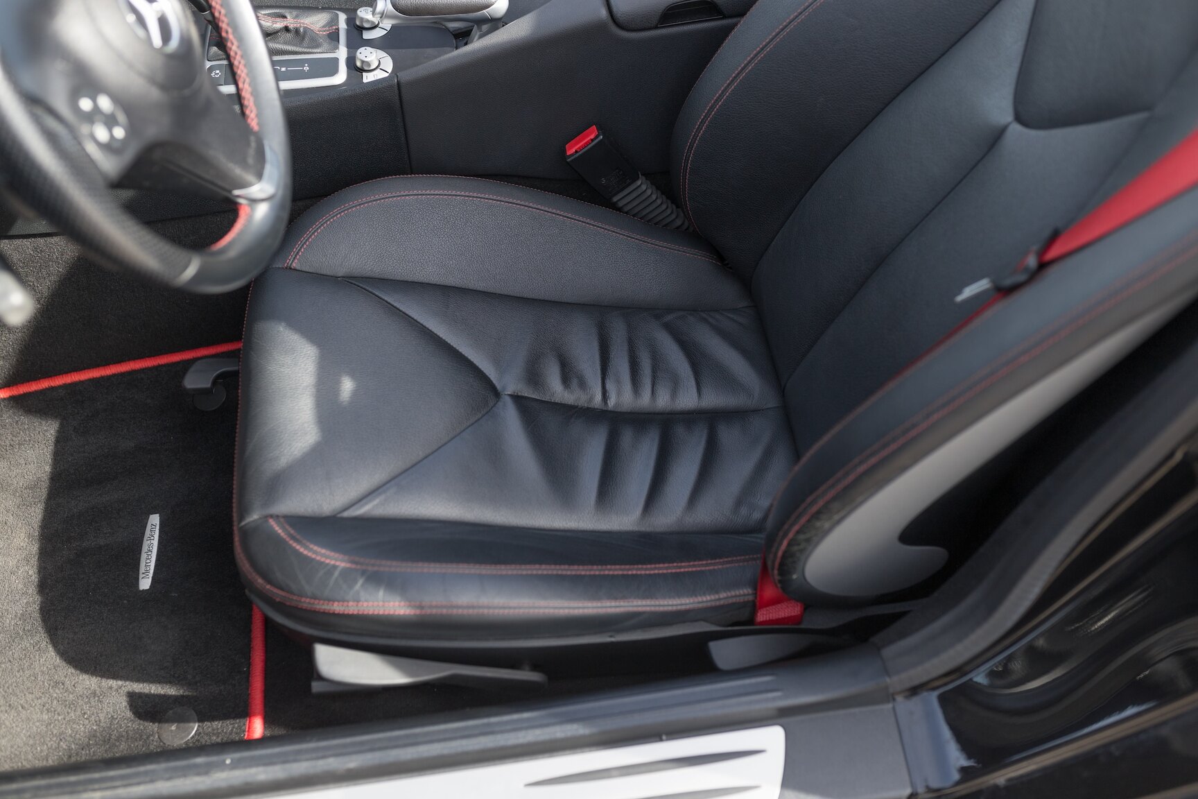 Innenraumfoto von 2010 Mercedes-Benz SLK 200 Kompressor (6)