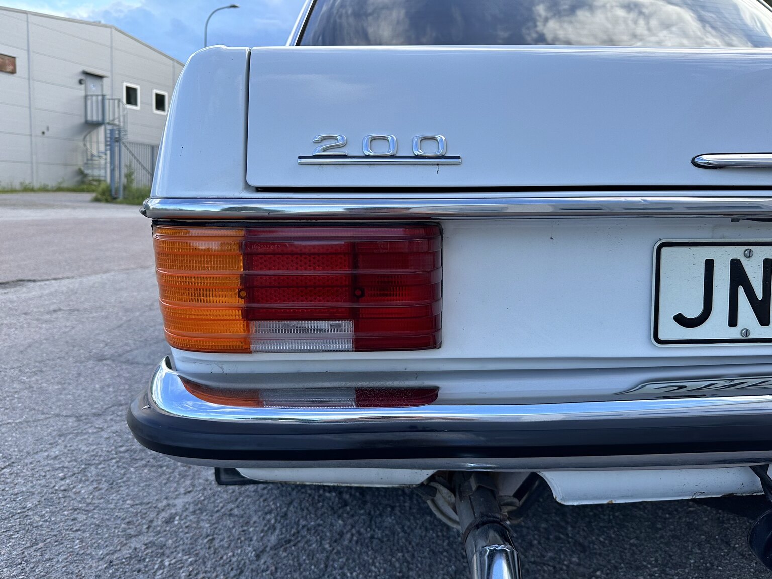 Aussenfoto 1975 Mercedes Benz 200