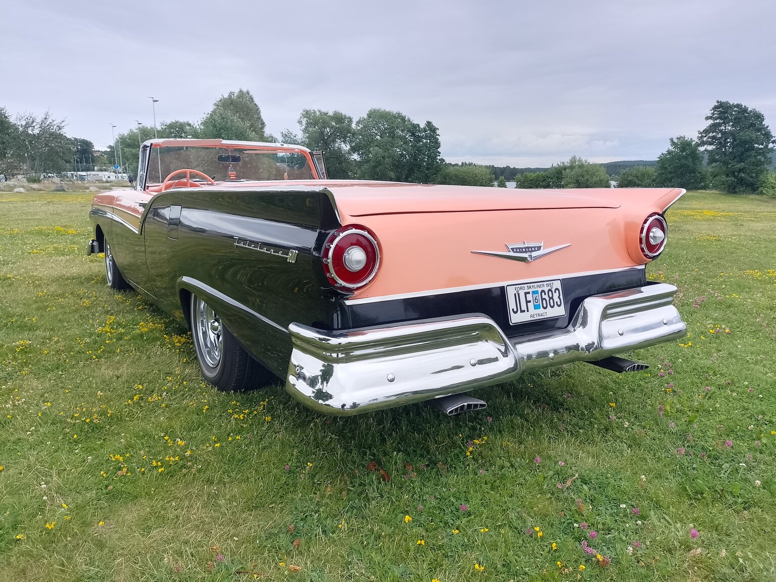 Aussenfoto 1957 Ford Fairlane 500 Skyliner Retract