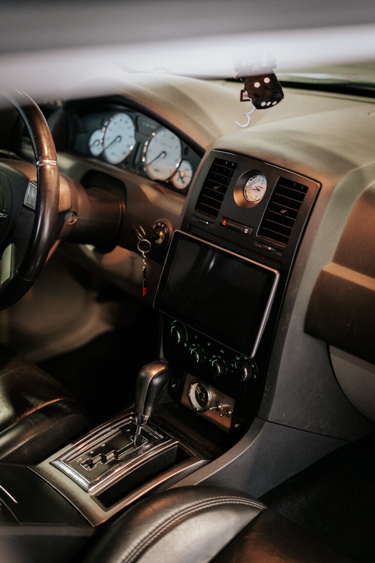 Interior image of 2006 Chrysler 300C SRT-8 (5)
