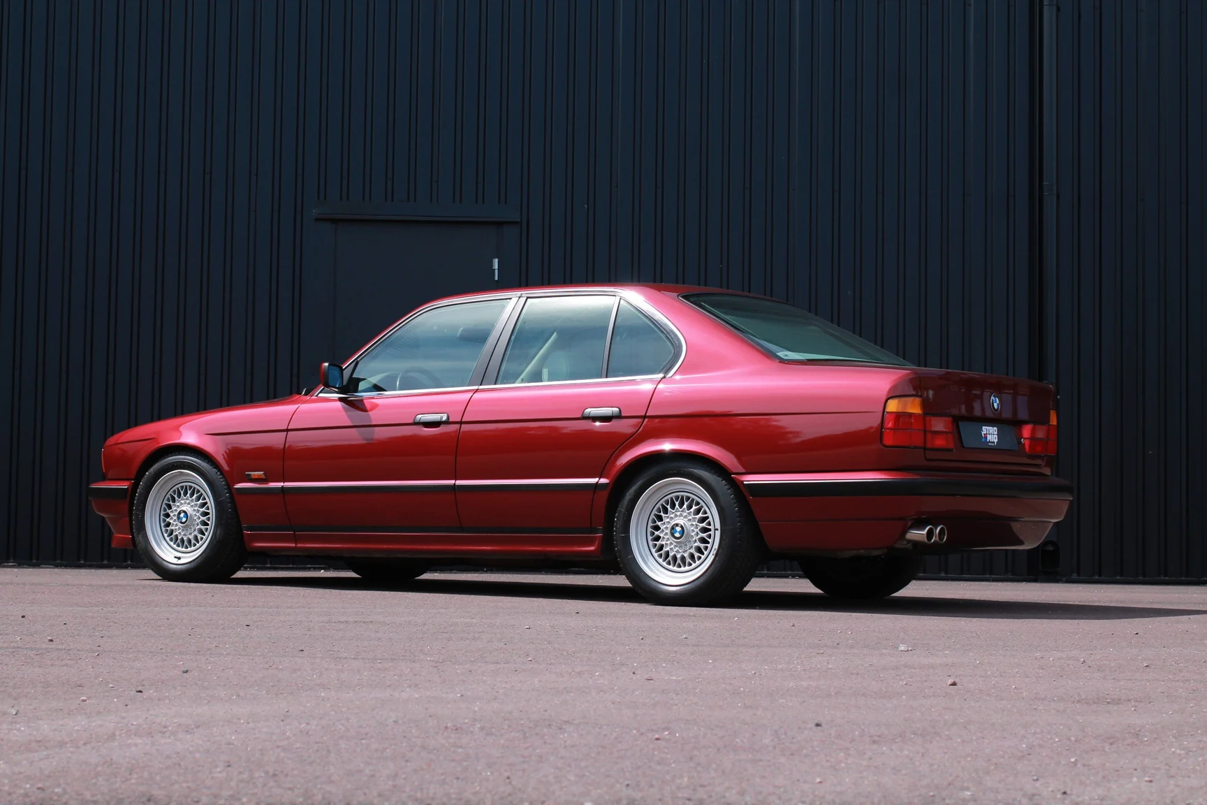 Exterior image of 1993 BMW 540i Sedan (26)