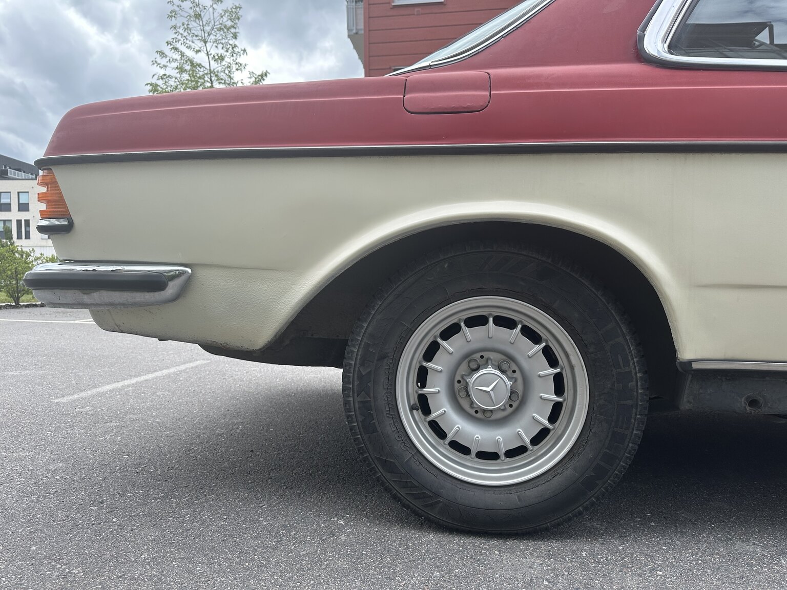 Exteriörbild på 1977 Mercedes-Benz 280 CE