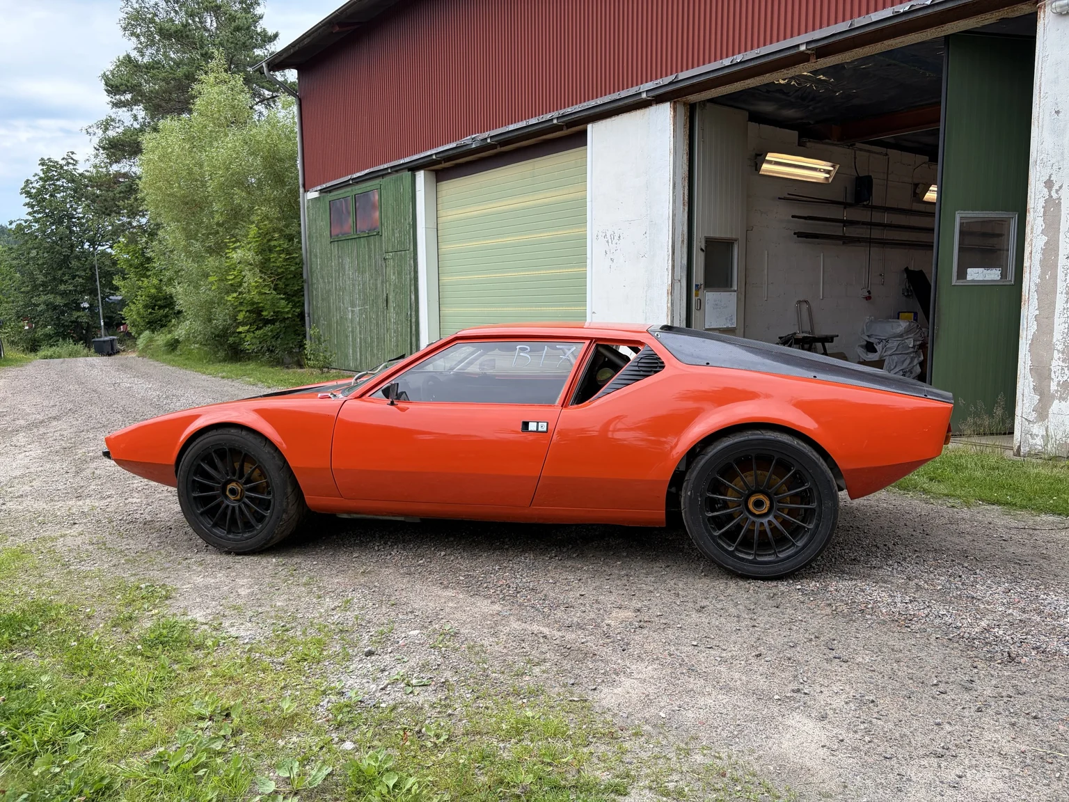 Exteriörbild på 1972 De Tomaso Pantera LS Restomod (13)