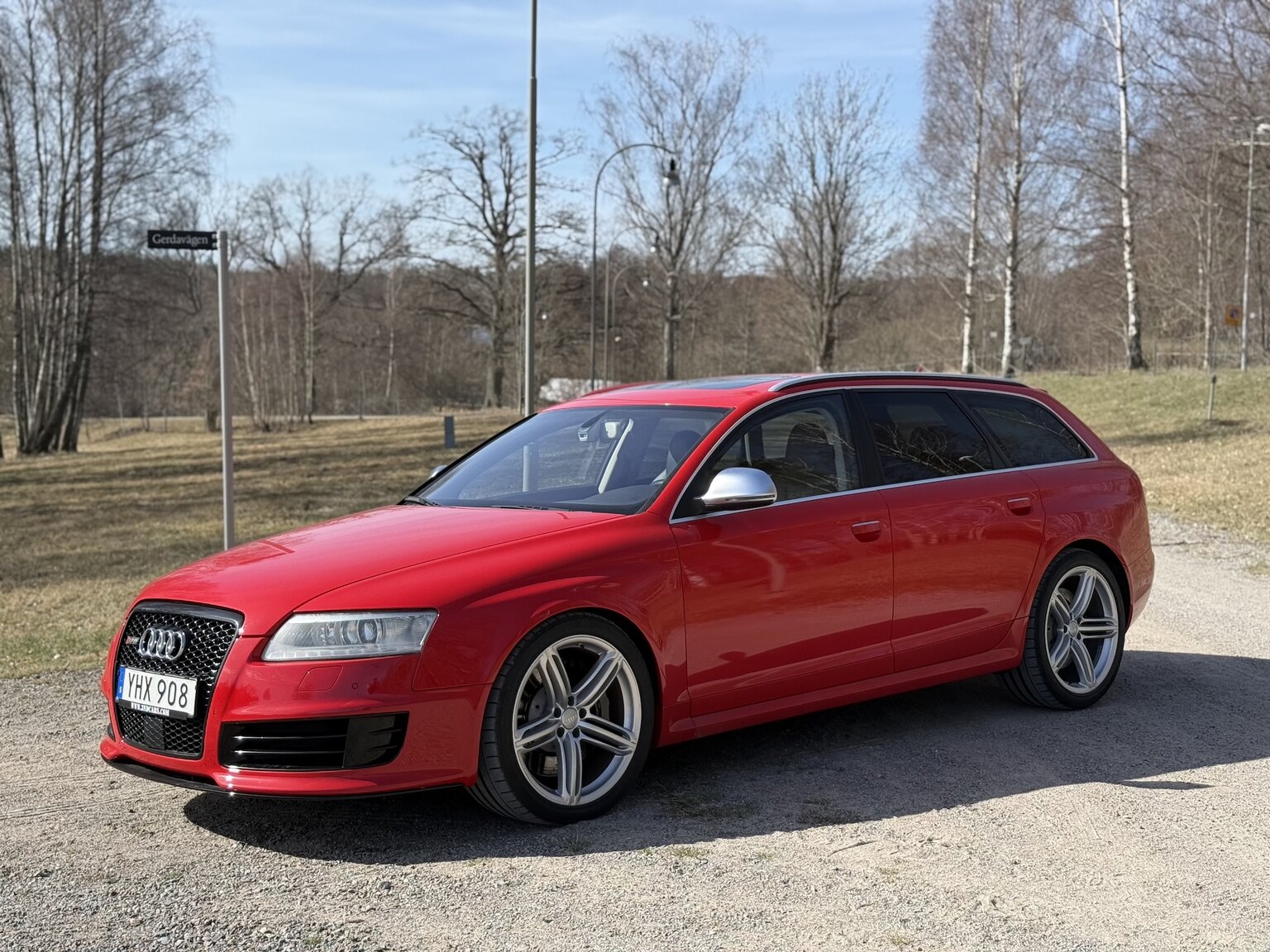 Exterior image of 2010 Audi RS6 Avant V10 Quattro