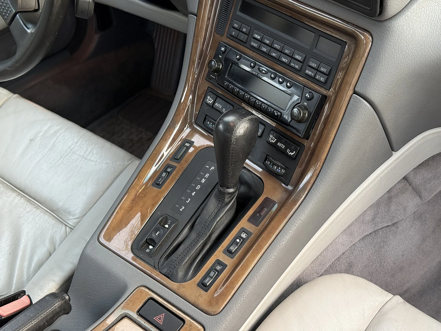 Interior image of 1994 BMW 840Ci (37)