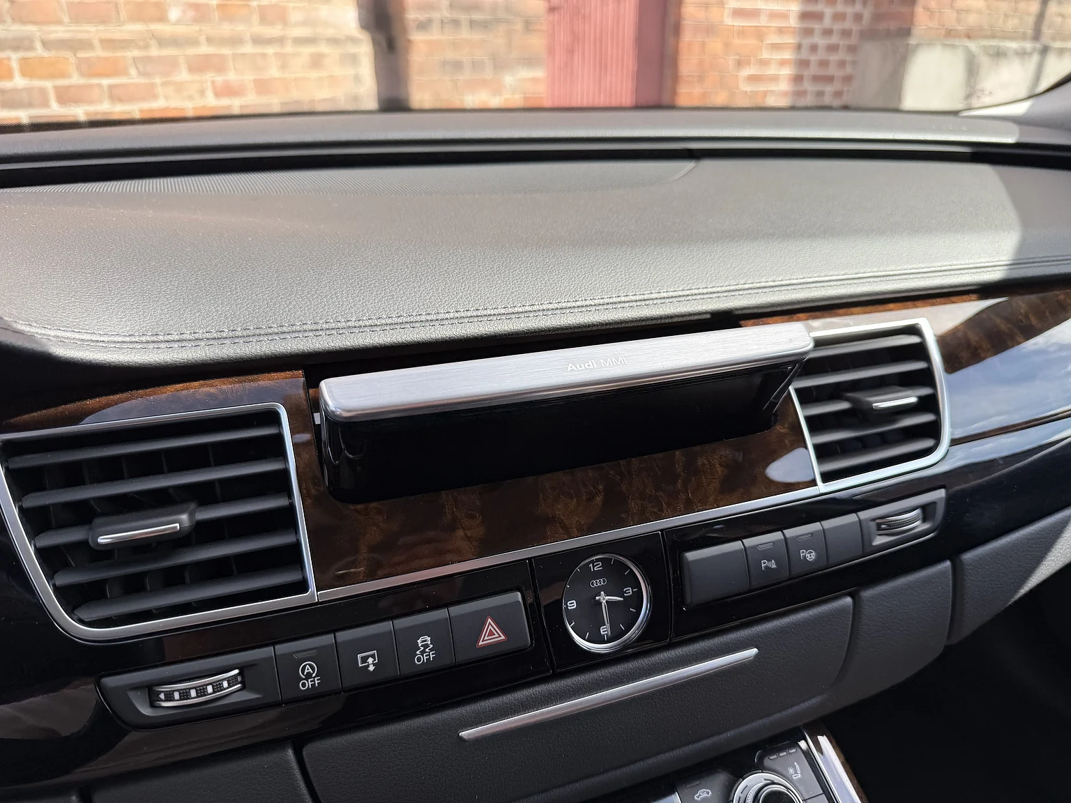 Innenraumfoto von 2014 Audi A8 4.0 TFSI (26)