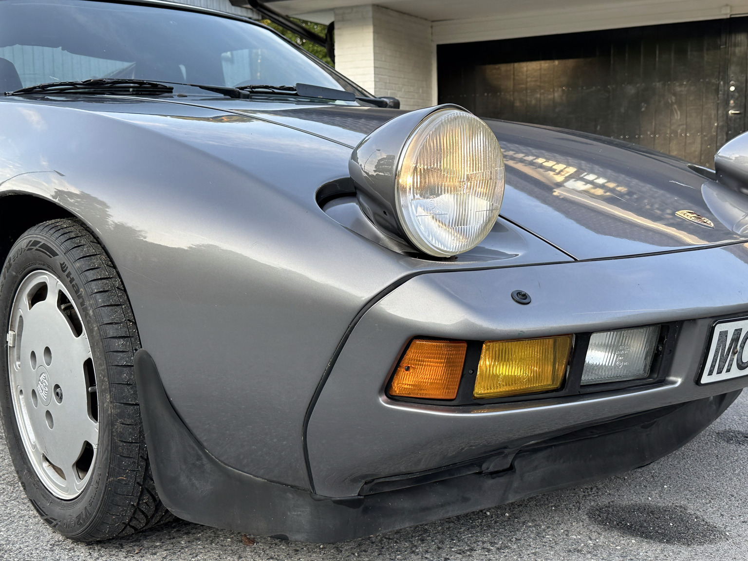 Exterior image of 1985 Porsche 928 (53)