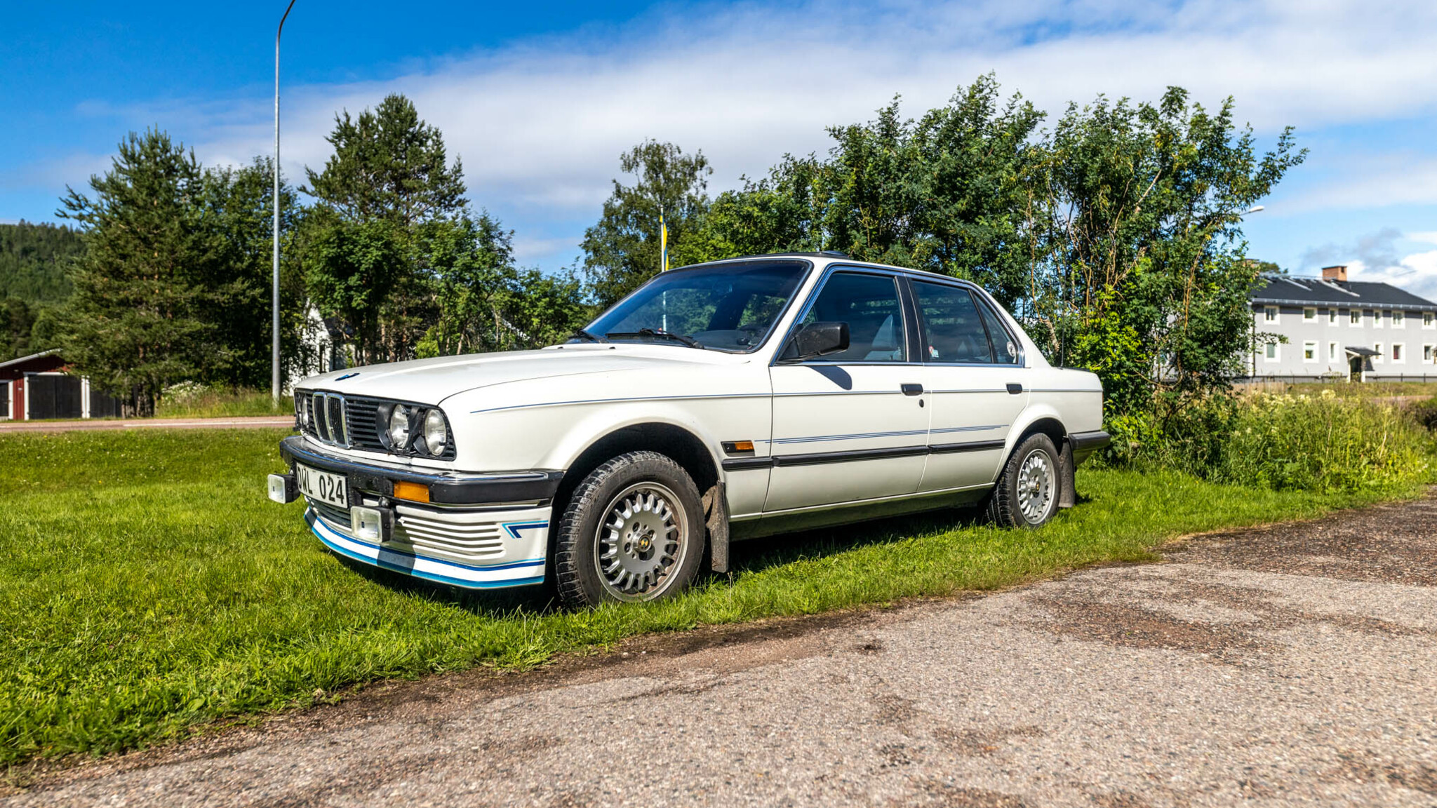 Exteriörbild på 1984 BMW 320i sedan
