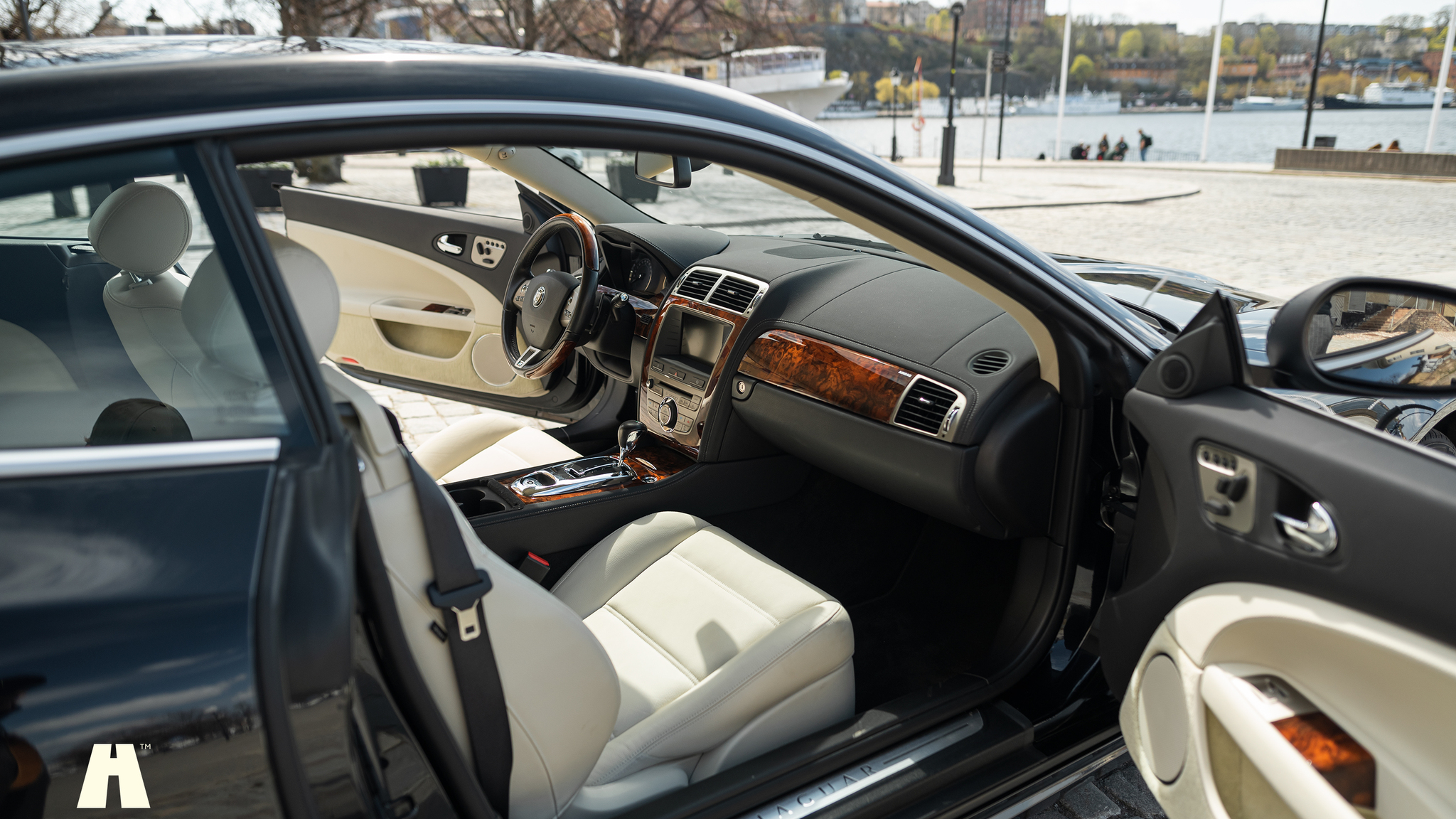 Interior image of 2008 Jaguar XKR (6)