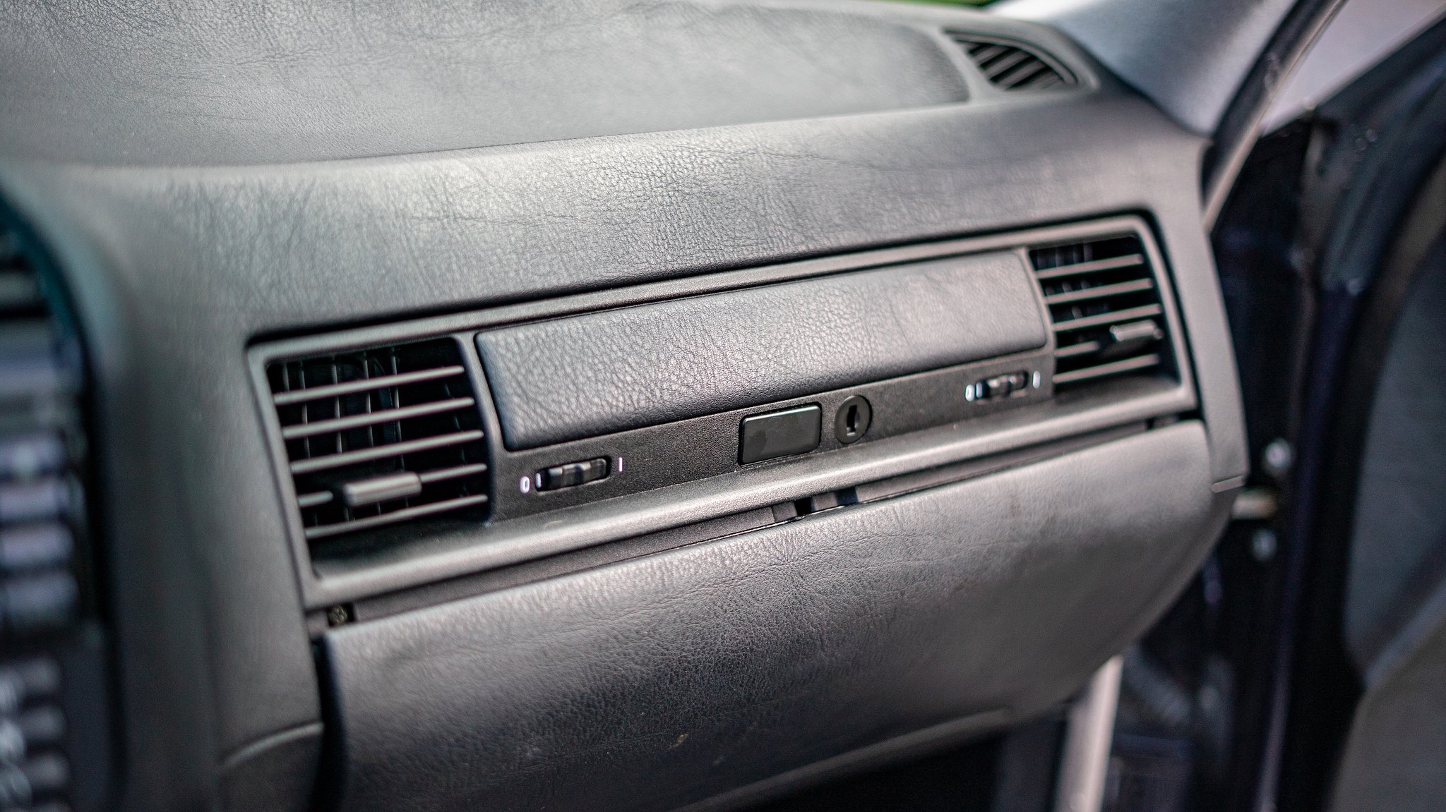Interior image of 1997 BMW 328i Coupé Automatisk