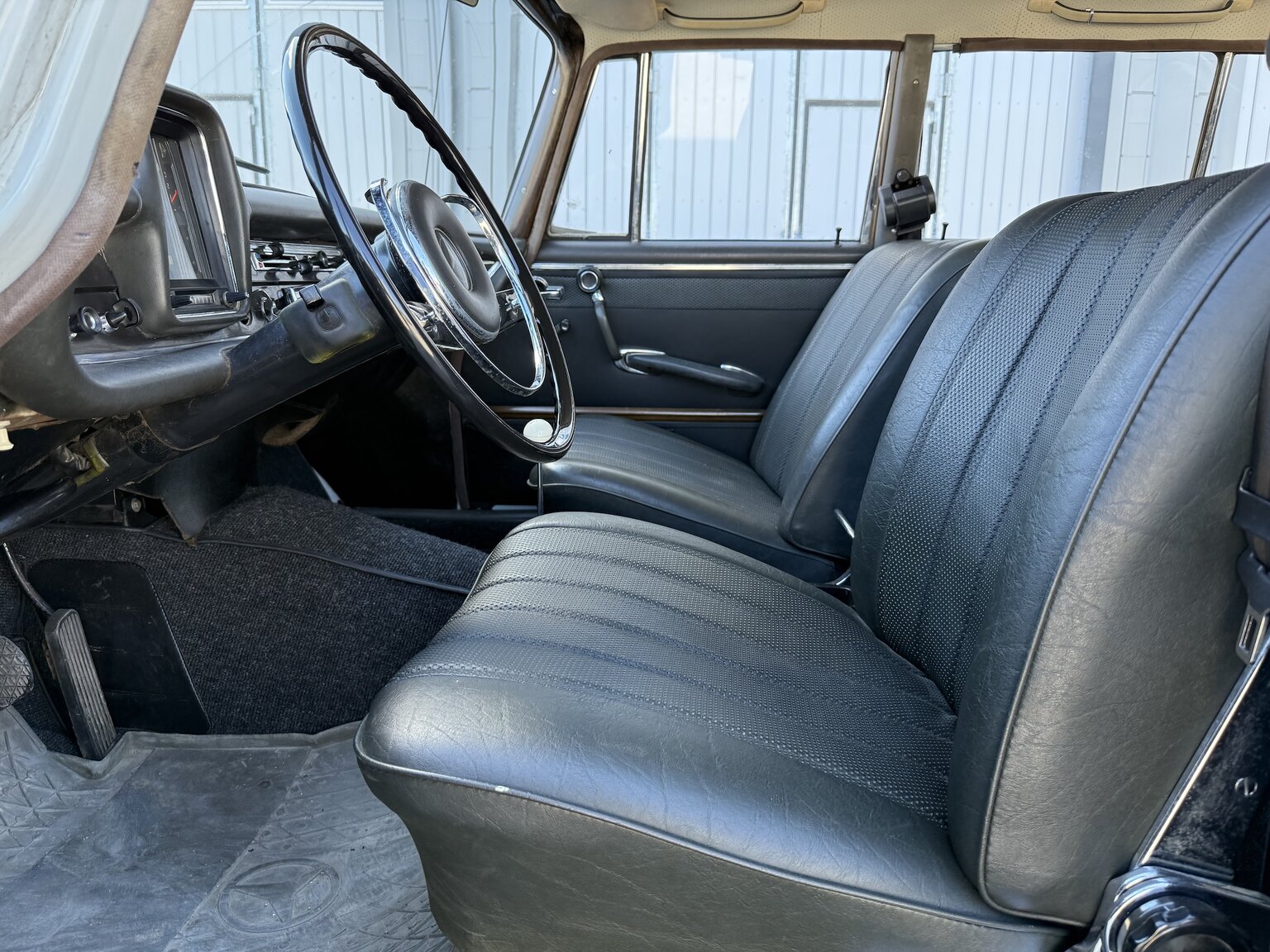 Interior image of 1967 Mercedes-Benz 230 Safari