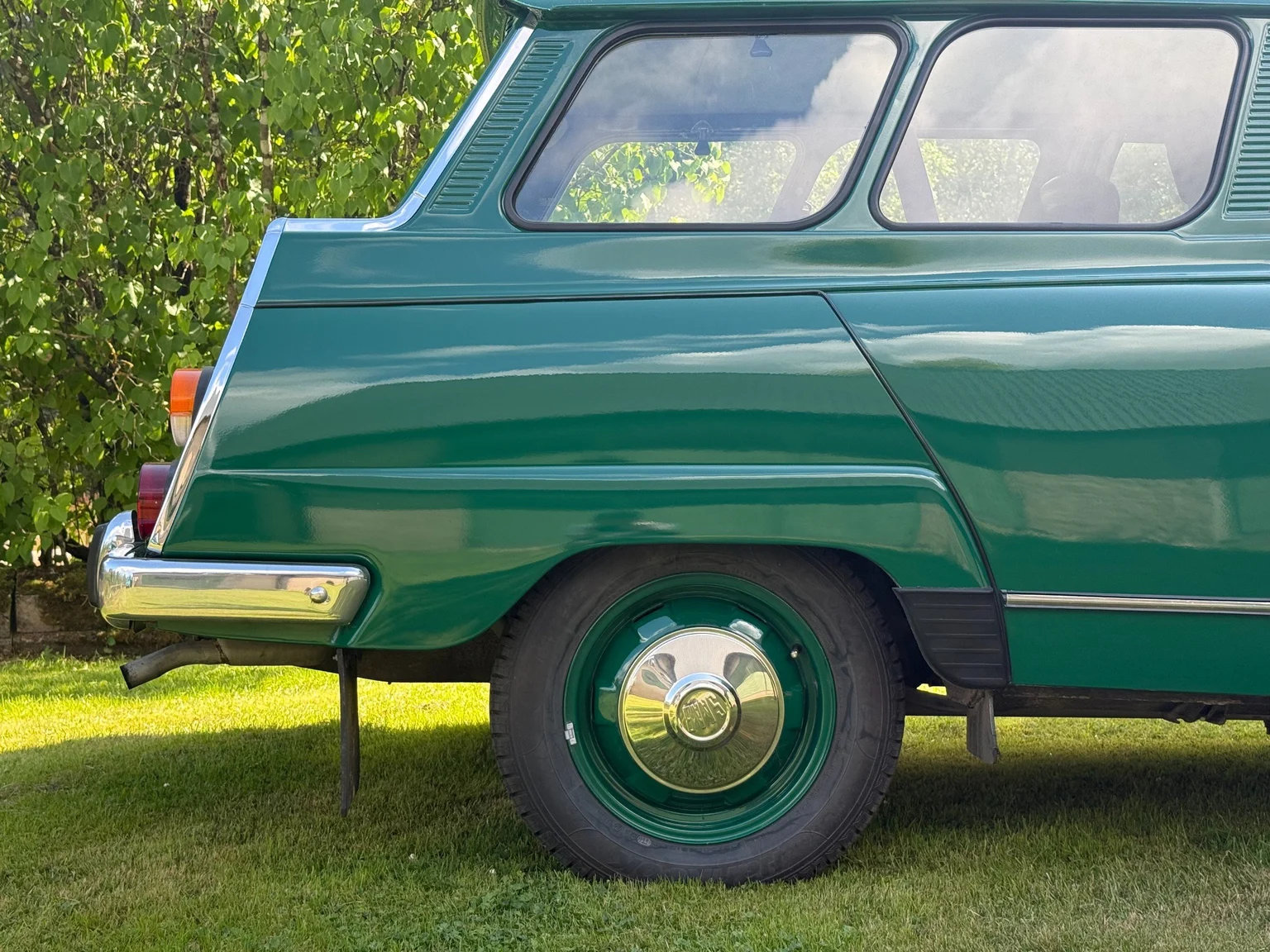 Exterior image of 1975 Saab 95 V4 kombi - 7-sits (16)