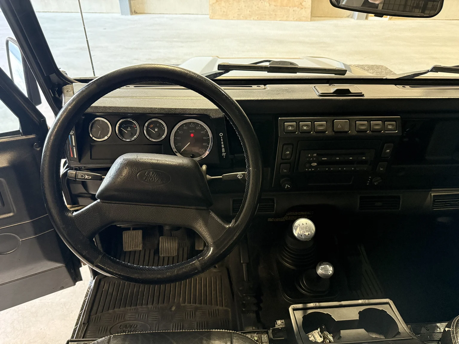 Innenraumfoto von 2000 Land Rover Defender 110 Tomb Raider (11)