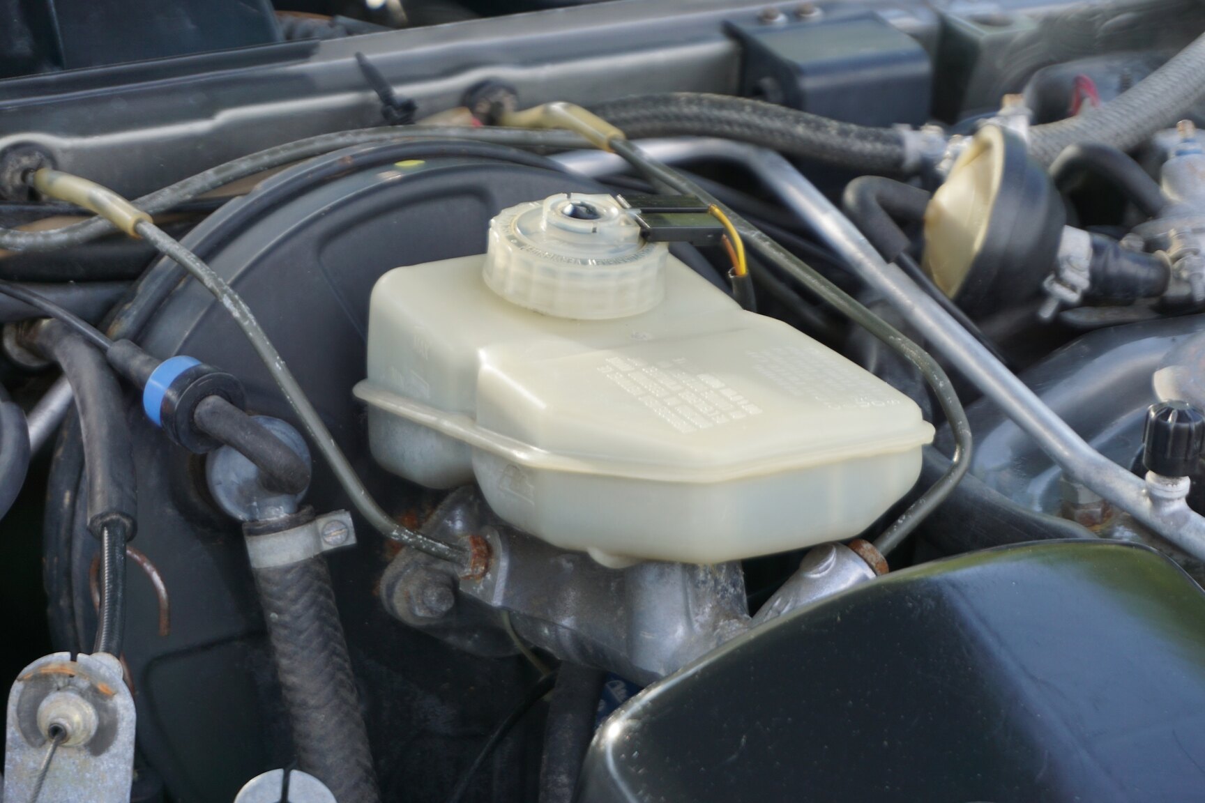 Image of 1985 Porsche 944 "NO RESERVE AUCTION" mechanics