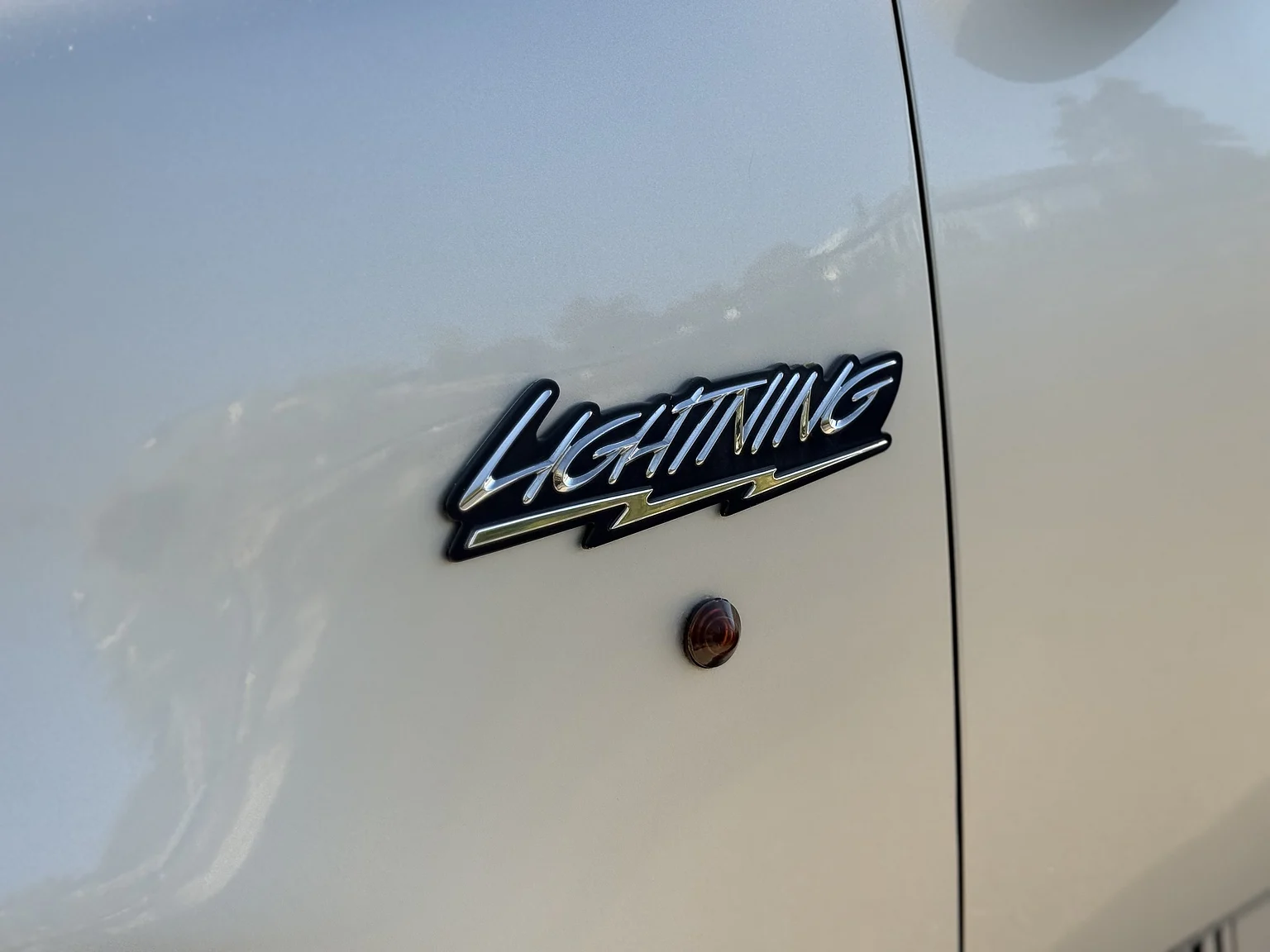 Exteriörbild på 2002 Ford F 150 Lightning / Kenne Bell (54)