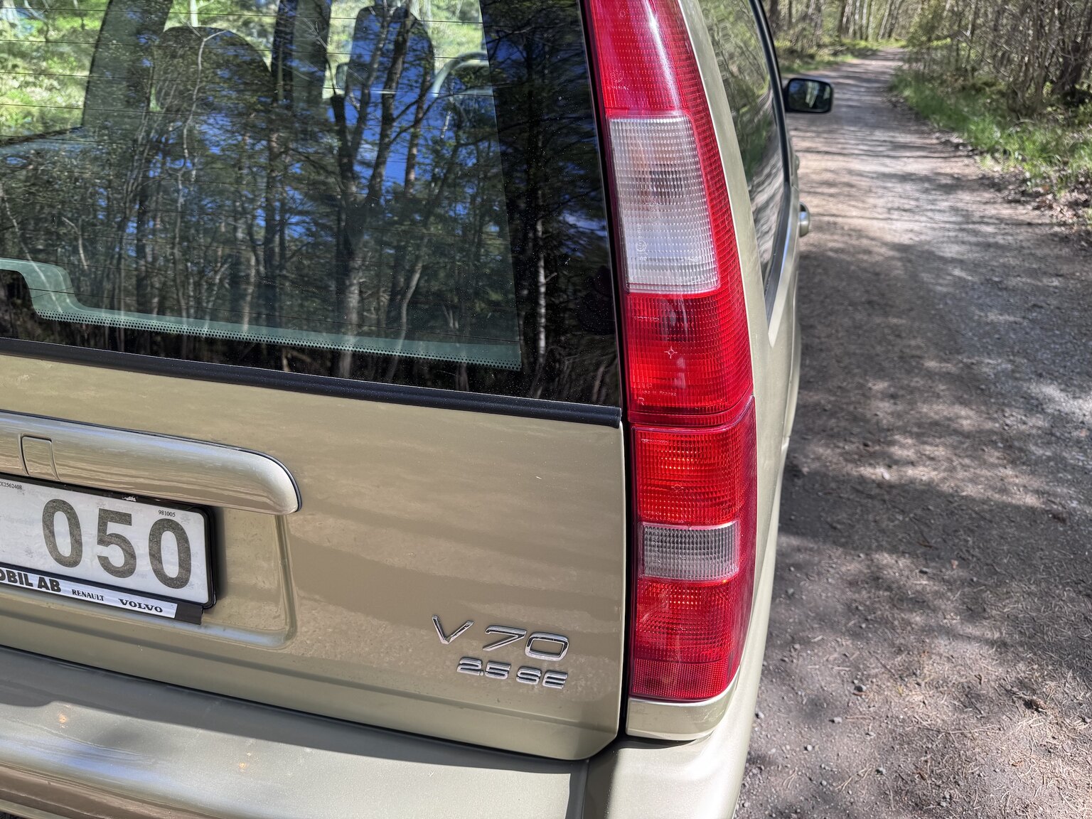 Exterior image of 1999 Volvo V70 2.5
