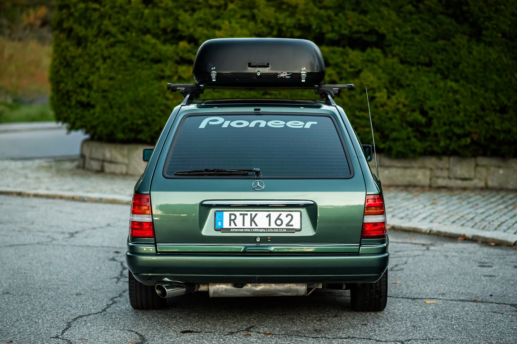 Exterior image of 1996 MERCEDES-BENZ E 320 T