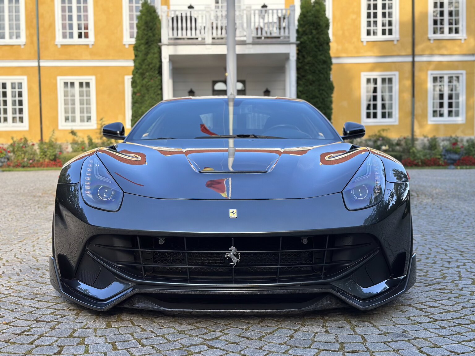 Exteriörbild på 2013 Ferrari F12 Berlinetta