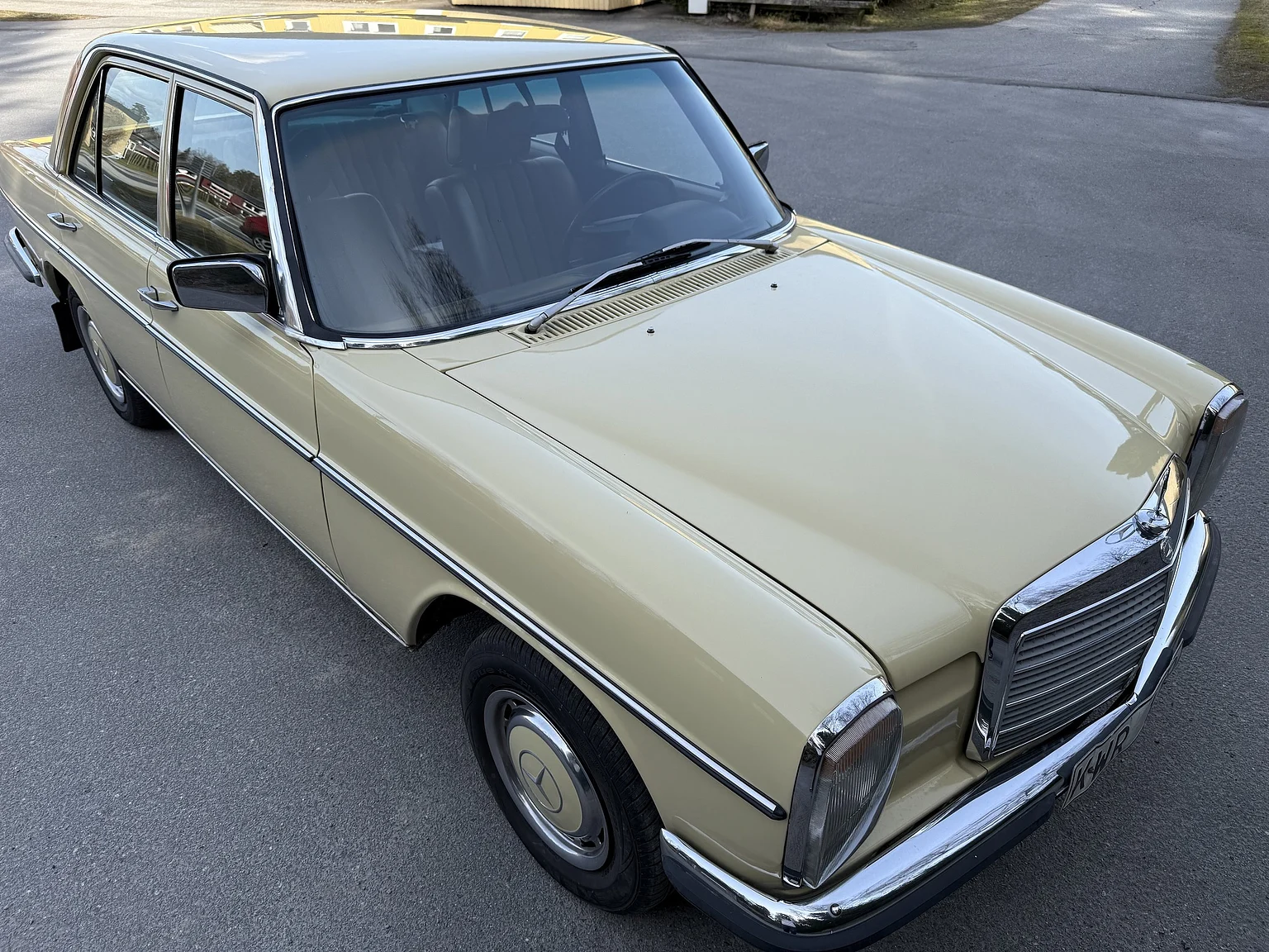 Exterior image of 1974 Mercedes-Benz 230 Automatic (32)