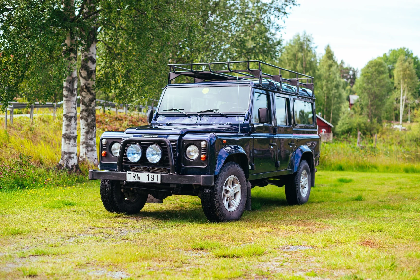 Exterior image of 2002 Land Rover Defender 110 Kombi Td5 (6)
