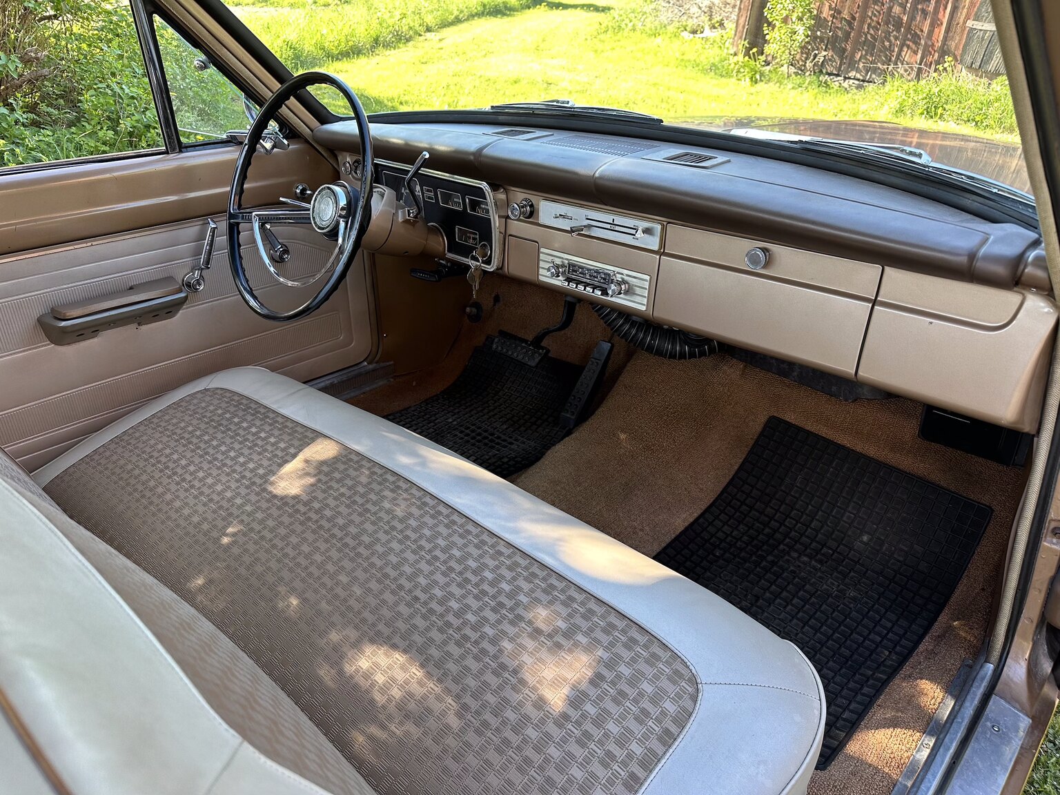 Innenraumfoto von 1966 Plymouth Valiant 100 2-door Sedan