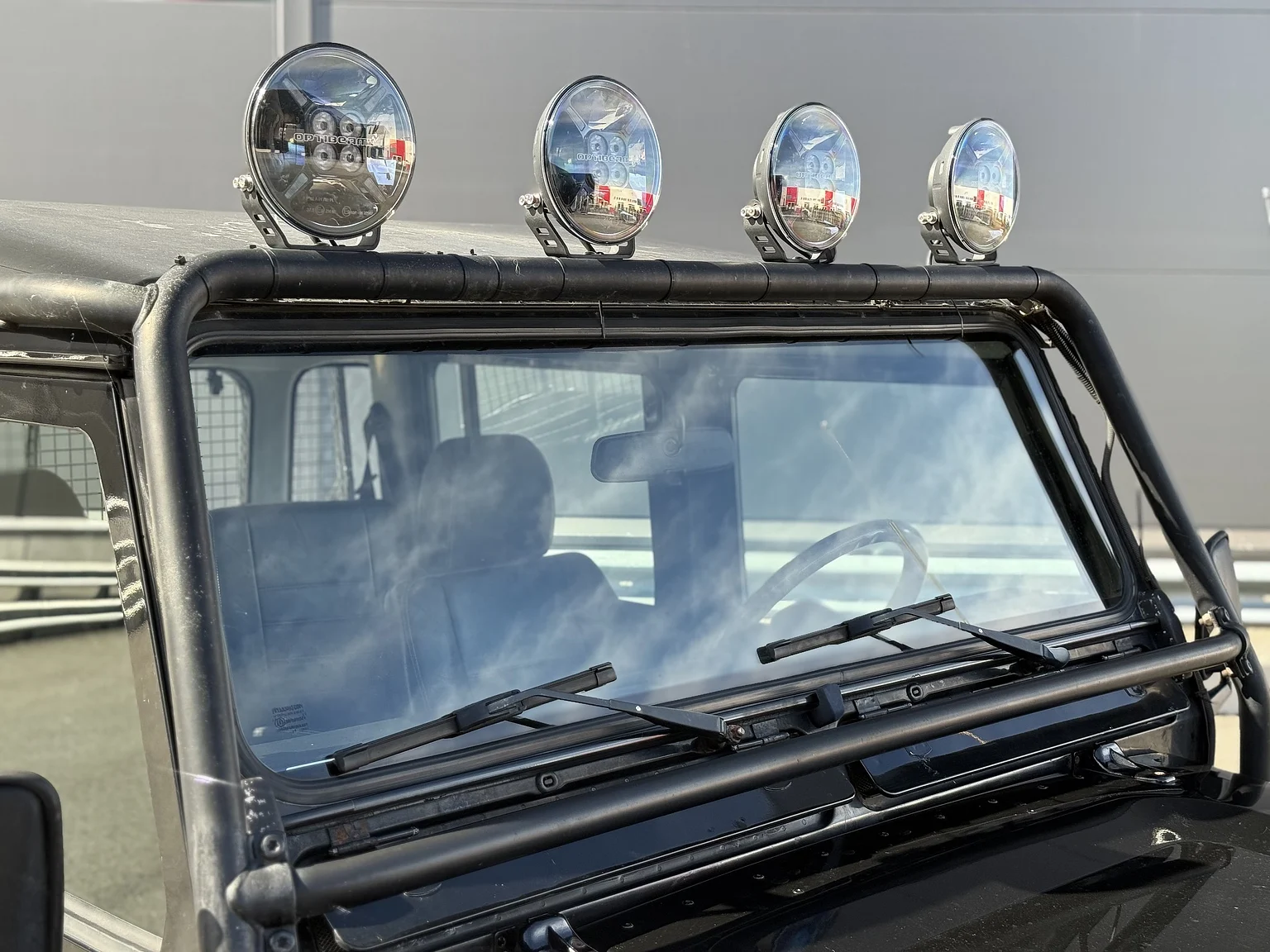 Exteriörbild på 2000 Land Rover Defender 110 Tomb Raider (28)