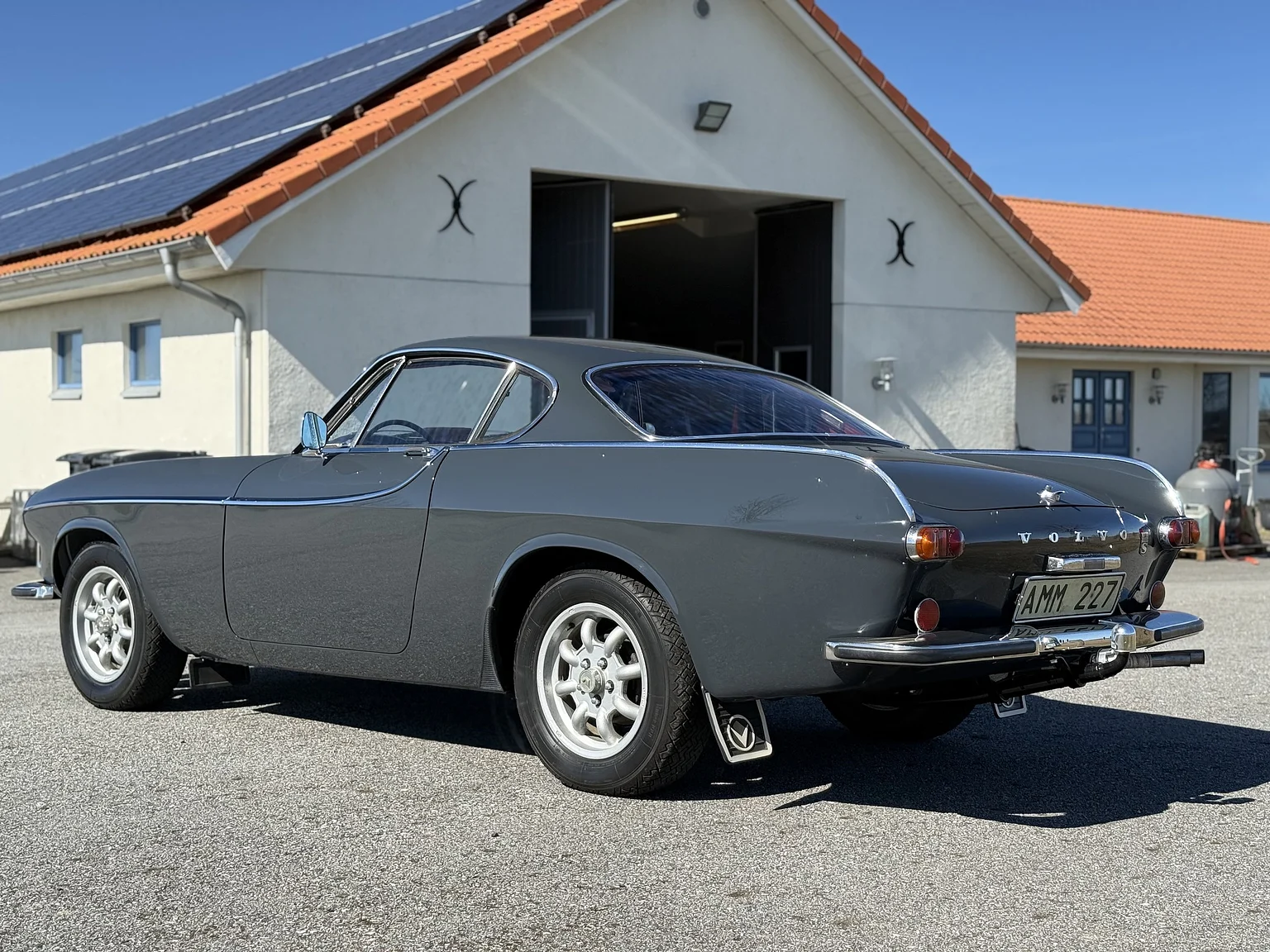 Exterior image of 1966 Volvo P 1800S (17)