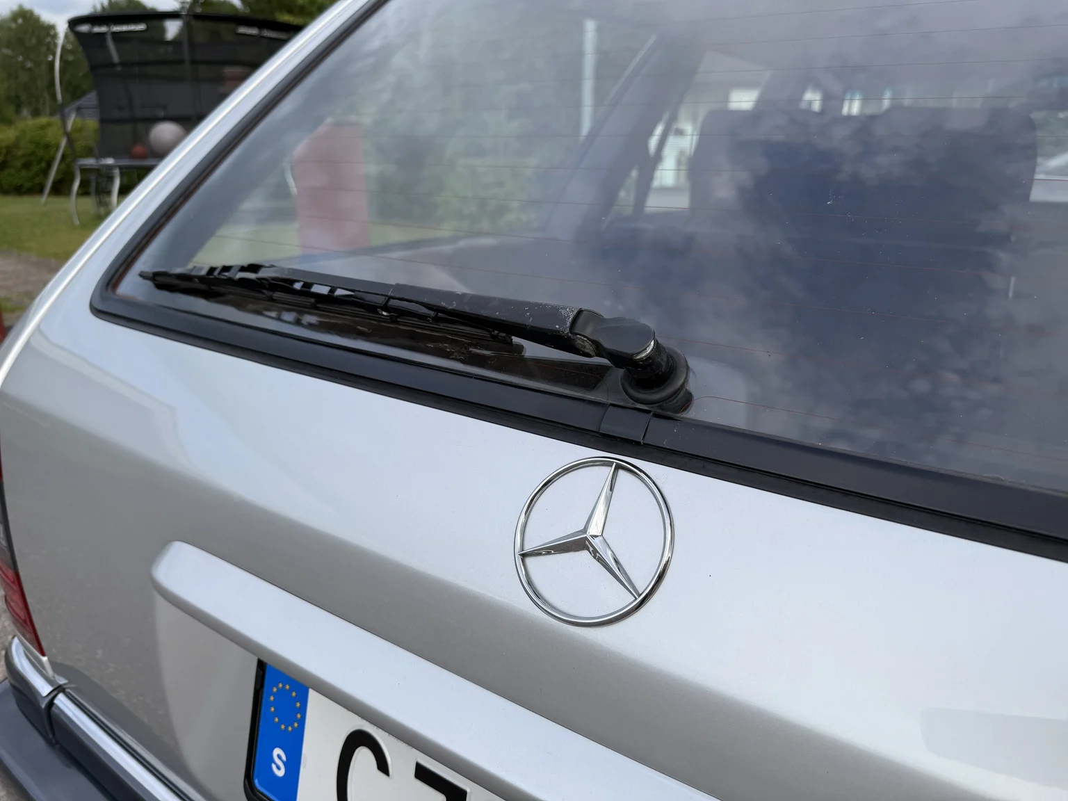 Exterior image of 1994 Mercedes-Benz E 320 T (11)