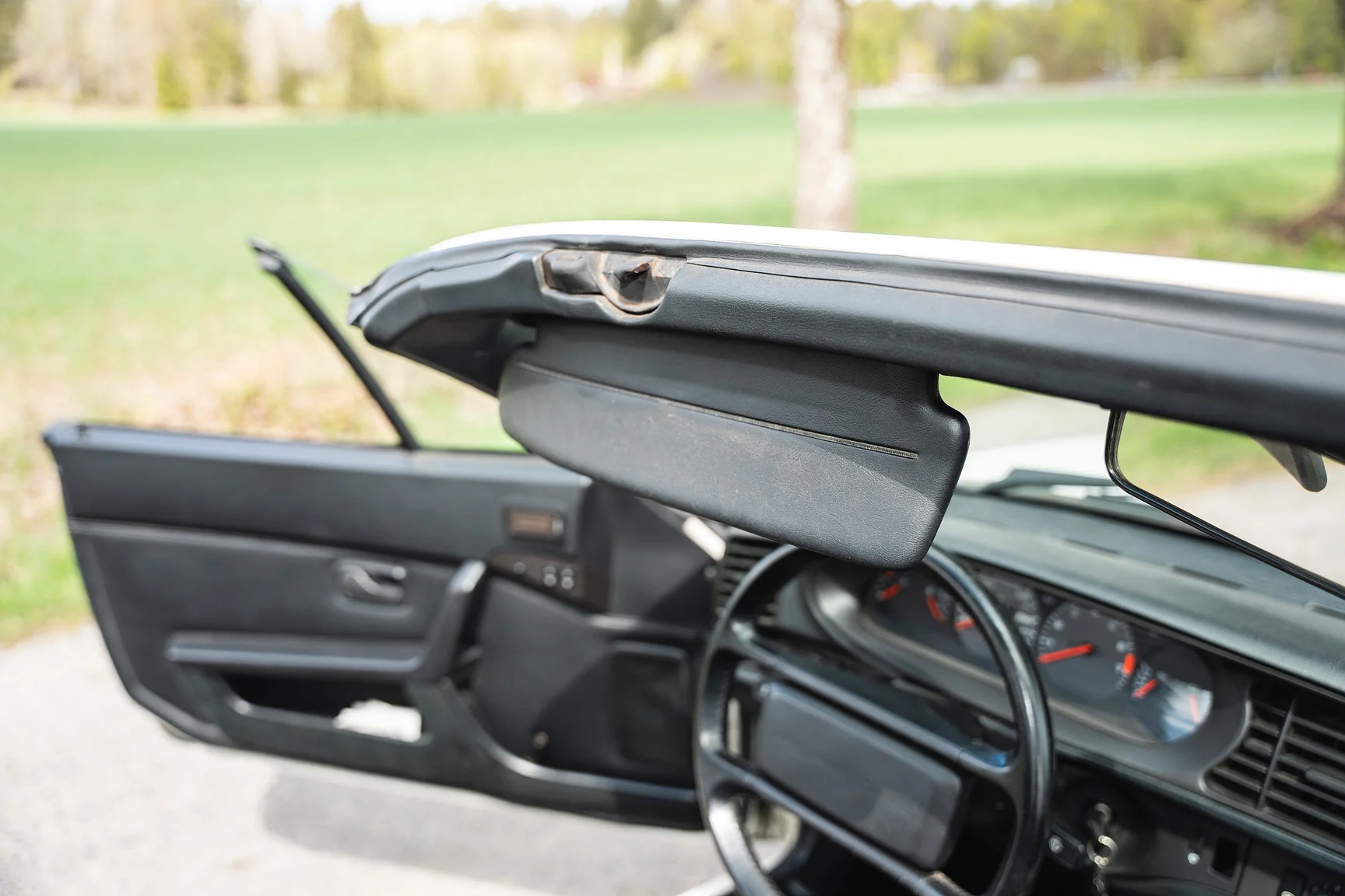 Interior image of 1990 Porsche 944 S2 Cabriolet  (46)