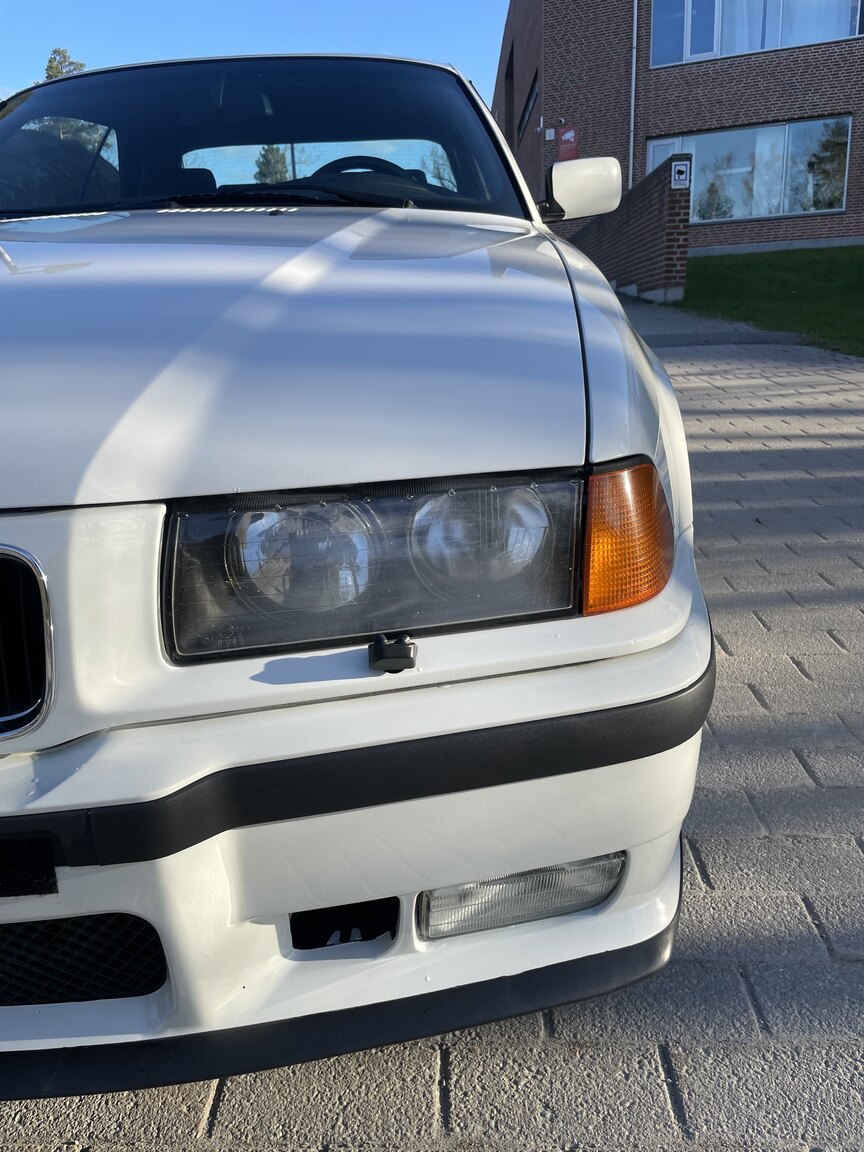 Exterior image of 1995 BMW 328 iA Convertible