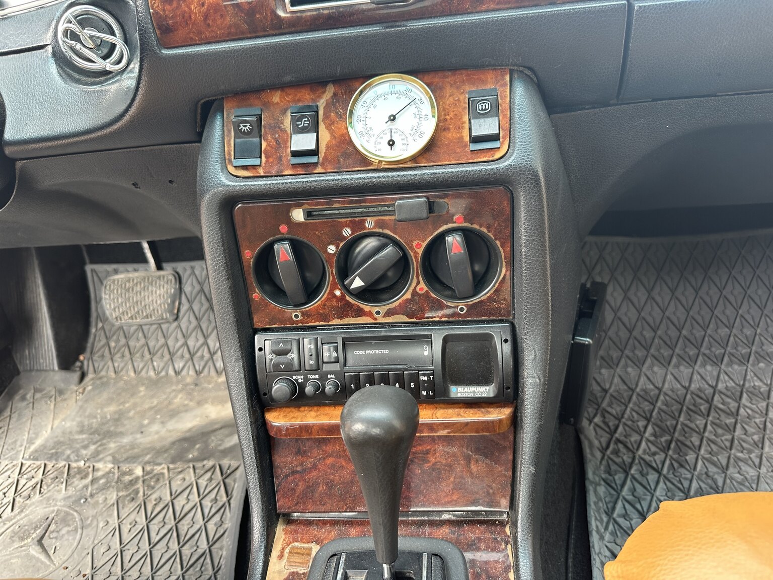 Innenraumfoto von 1977 Mercedes-Benz 280 CE