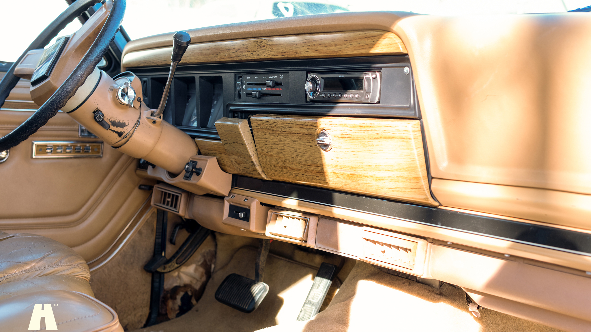 Interior image of 1988 Jeep Grand Wagoneer 5.9
