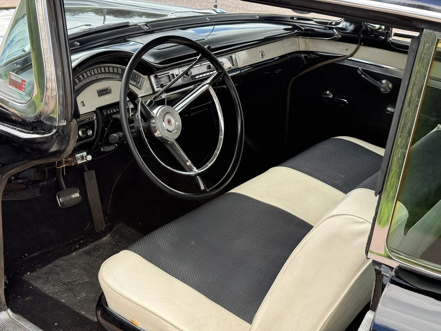 Innenraumfoto von 1957 Ford Fairlane 500 Hardtop Cabriolet (1)