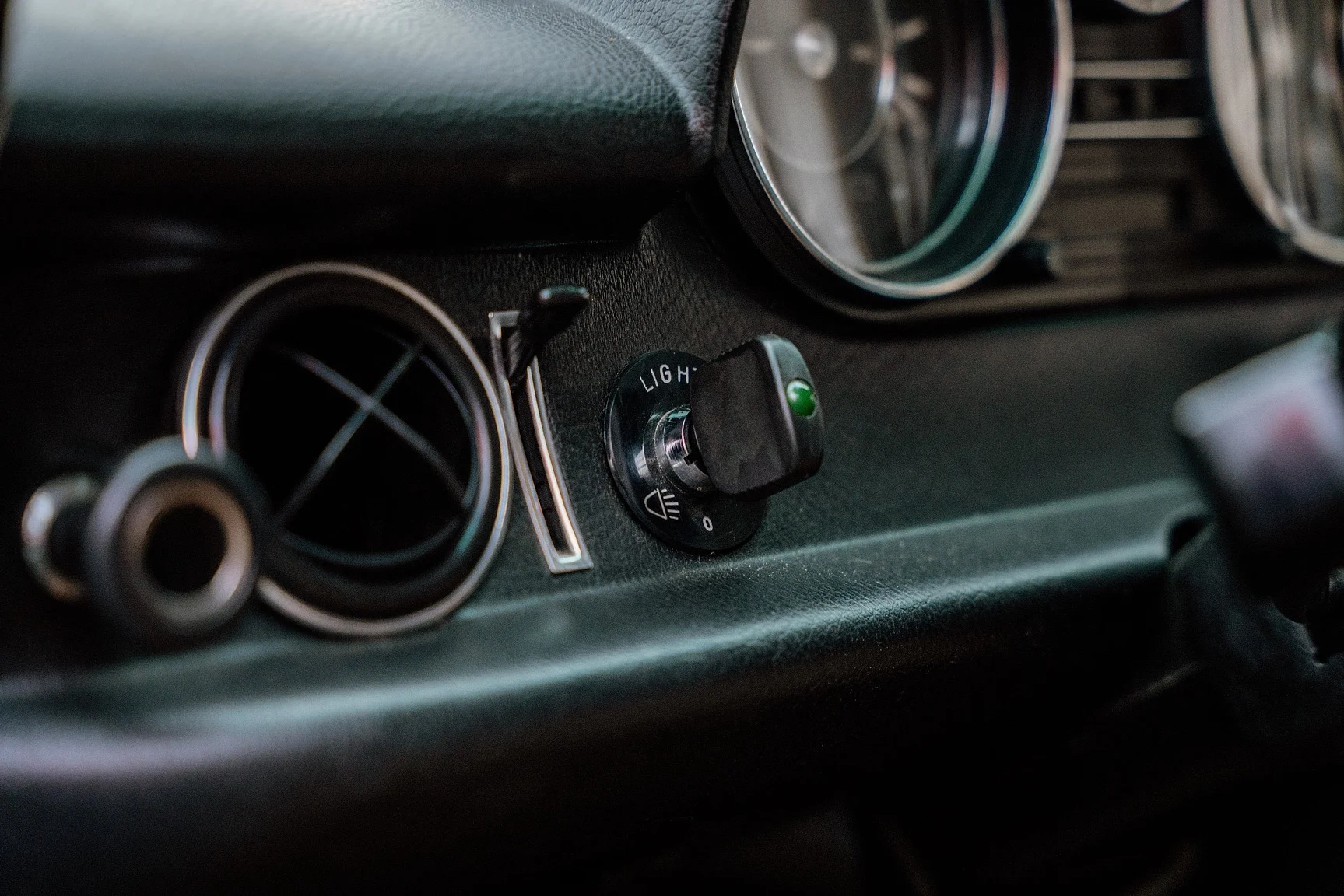 Interior image of 1975 Mercedes-Benz 240 D 3.0 (15)